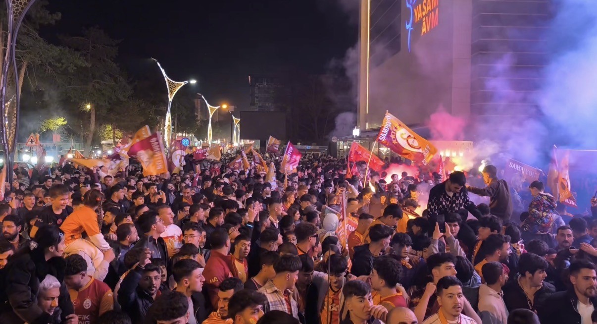 Tatvan’da Galatasaray’ın şampiyonluğu coşkuyla kutlandı