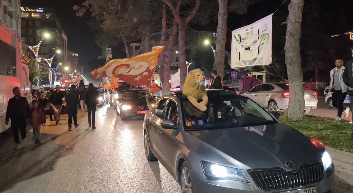 Tatvan&rsquo;da Galatasaray&rsquo;ın şampiyonluğu coşkuyla kutlandı
