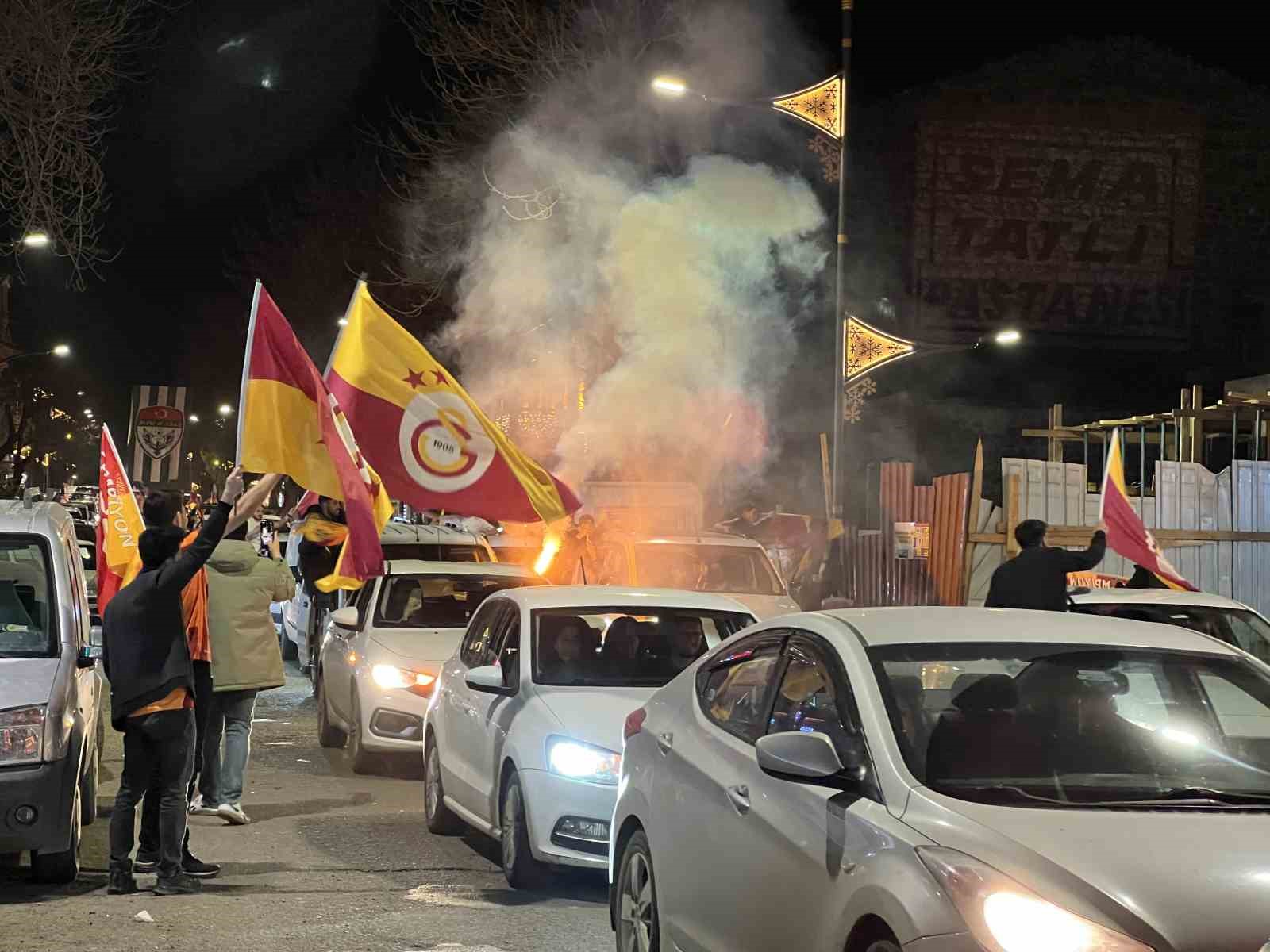 Kars’ta sarı-kırmızı gece