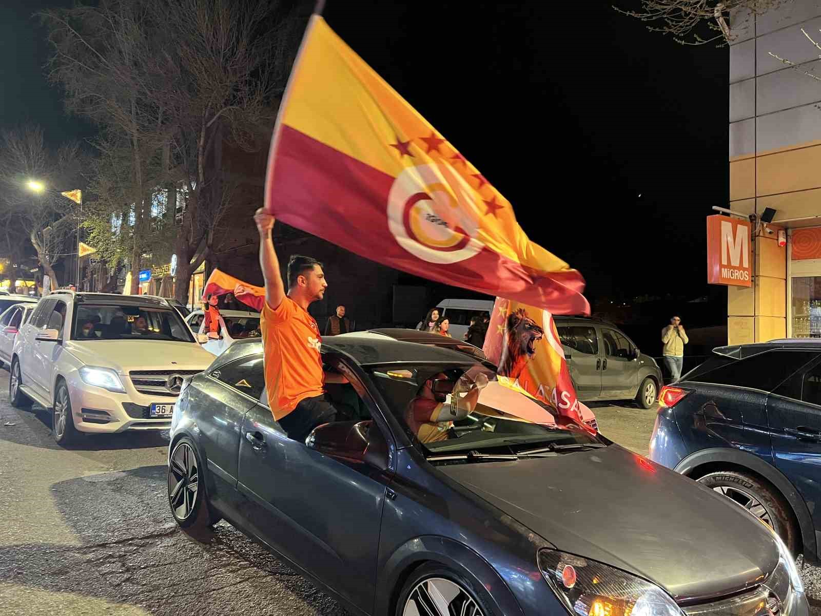 Kars&rsquo;ta sarı-kırmızı gece
