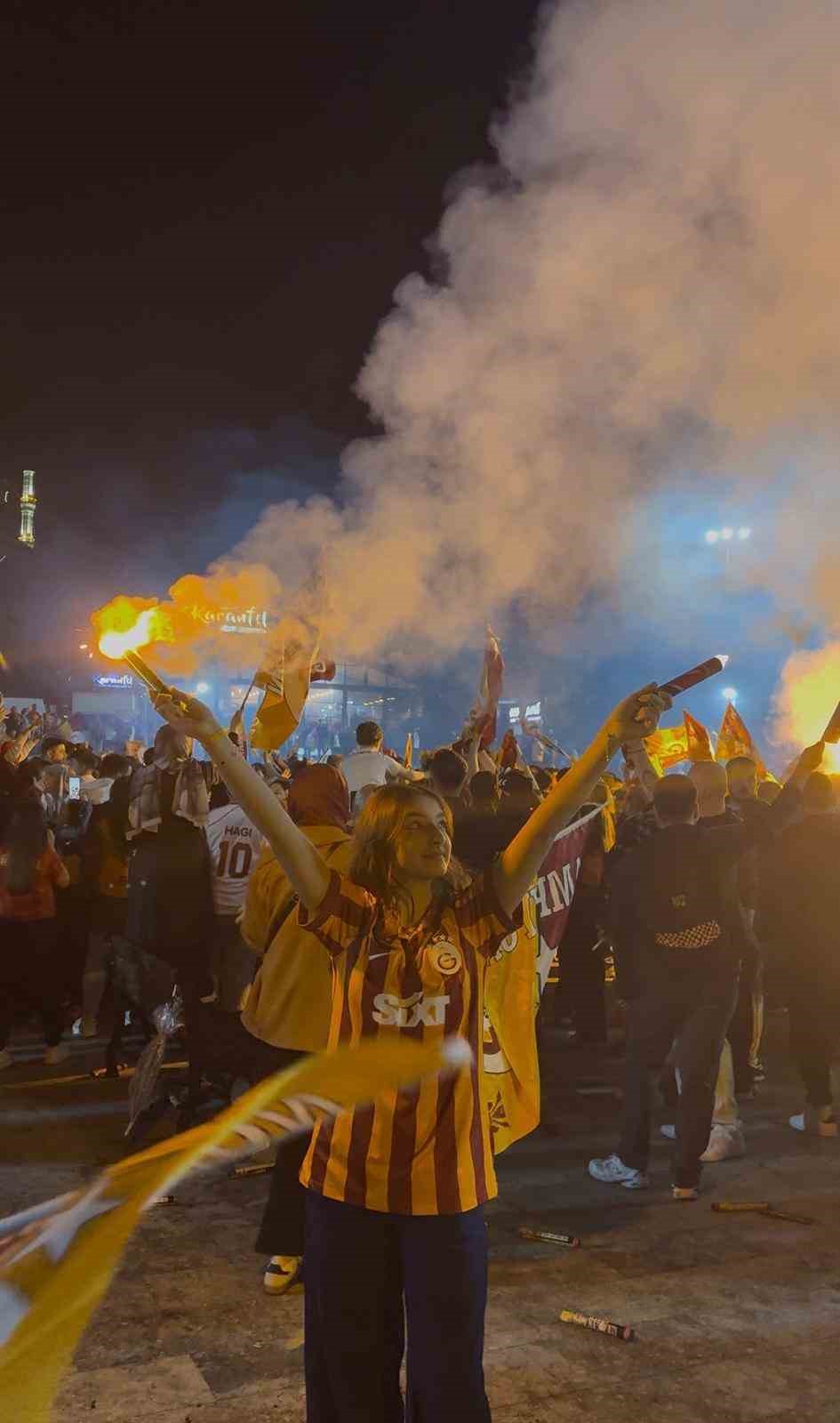Fenerbah&ccedil;eli taraftarlar da Galatasaraylıları yalnız bırakmadı
