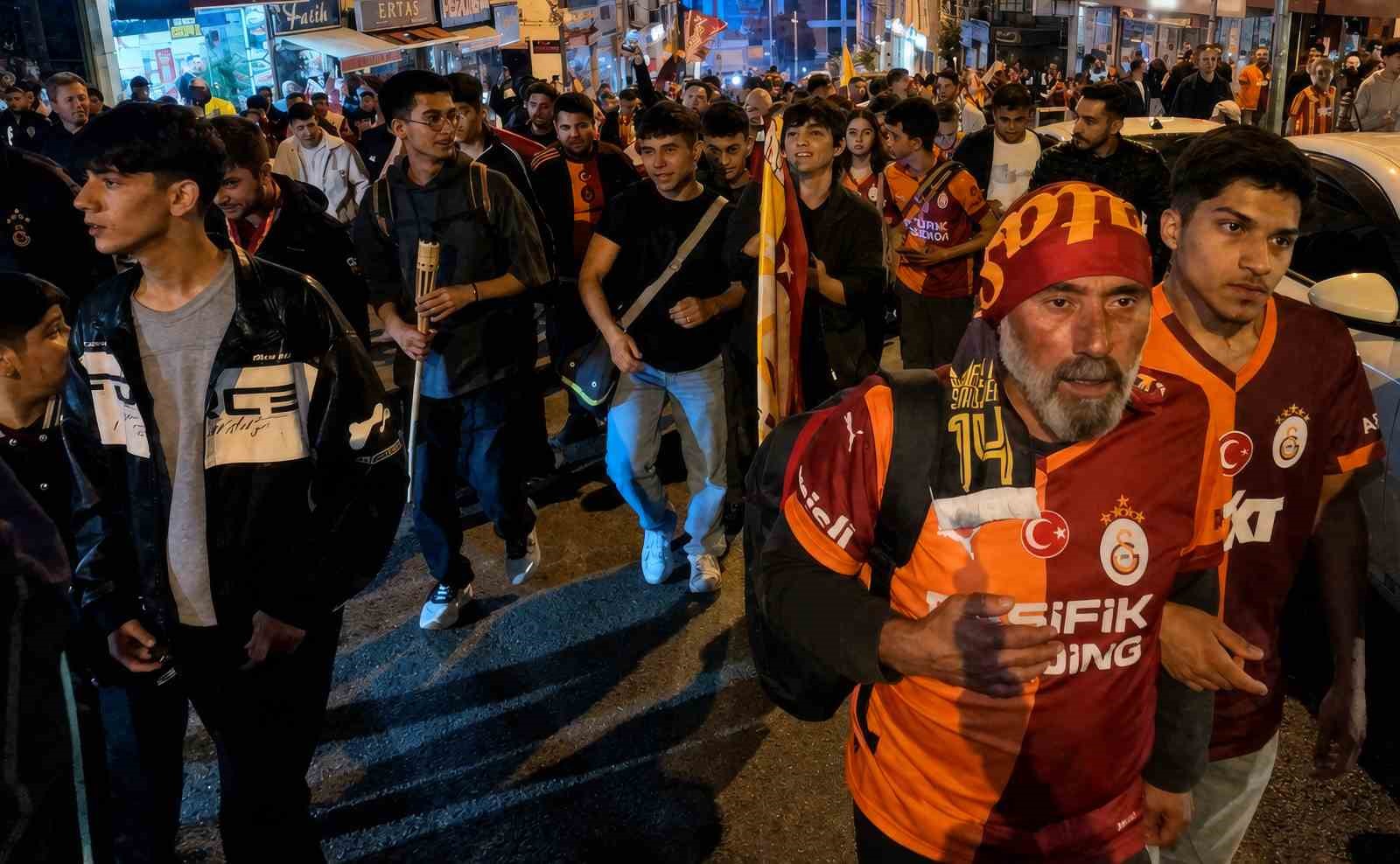 Kırıkkale&rsquo;de taraftarlar, Galatasaray&rsquo;ın şampiyonluğunu kutladı
