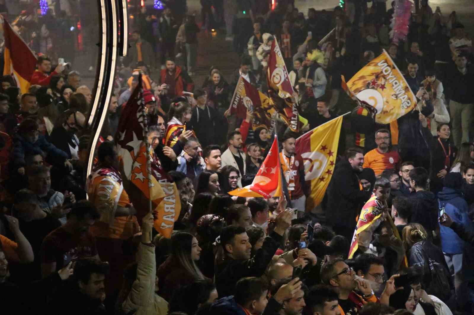 Bolulular meydanlarda Galatasaray&rsquo;ın şampiyonluğunu kutladı
