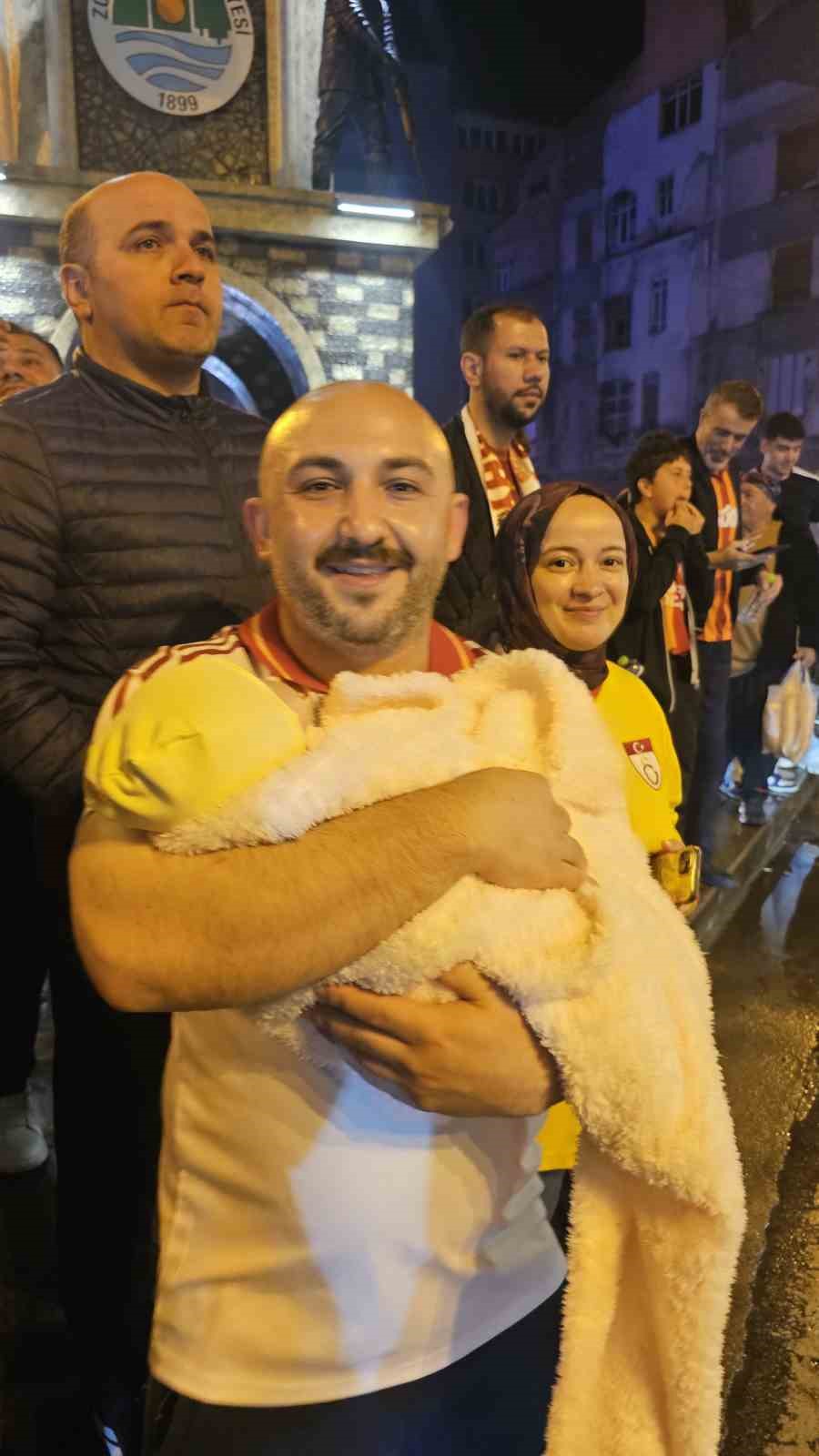 45 g&uuml;nl&uuml;k Sare bebek, Galatasaray&rsquo;ın şampiyonluk kutlamasında
