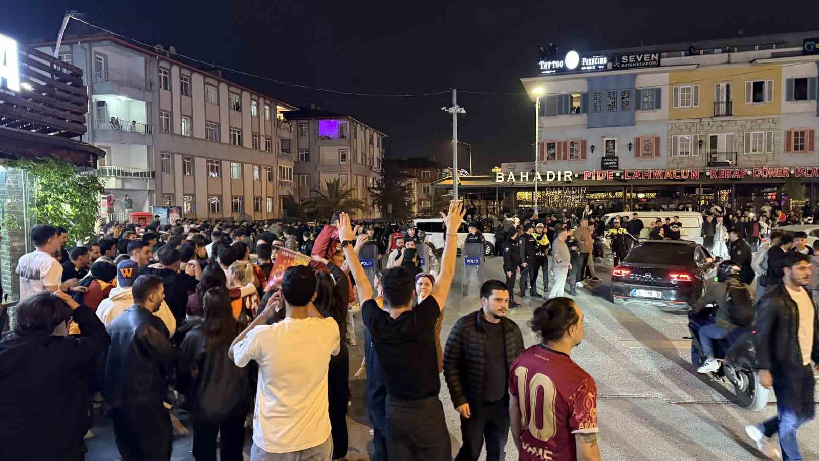 Galatasaray şampiyonluğunu ilan etti, Sakarya sokağa d&ouml;k&uuml;ld&uuml;
