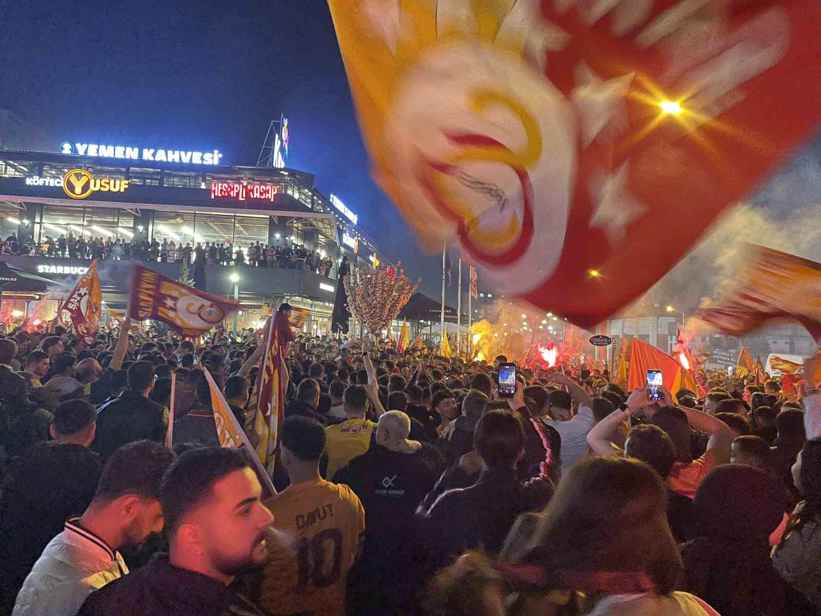 Galatasaray&rsquo;ın şampiyonluğu Konya&rsquo;da coşkuyla kutlandı

