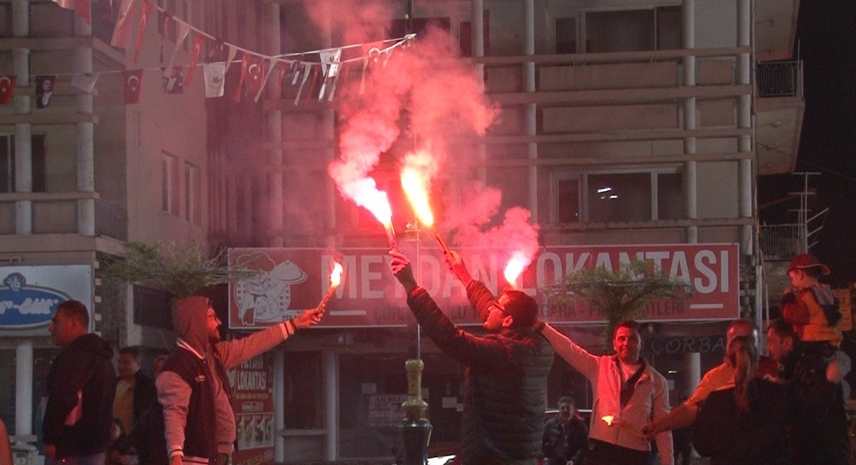 Burdur&rsquo;da Galatasaraylı taraftarlar konvoylarla kutlama yaptı
