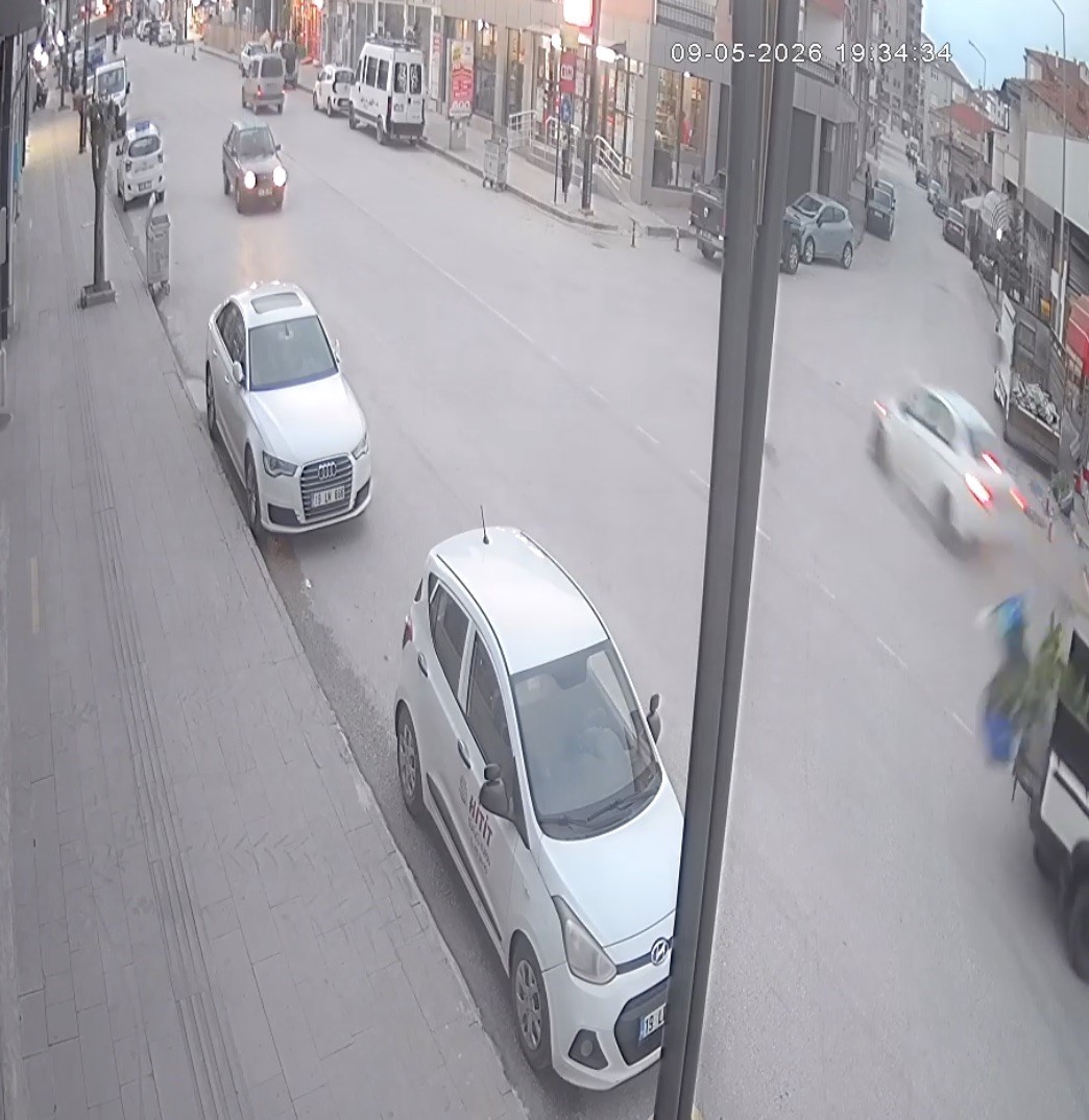 Alkoll&uuml; s&uuml;r&uuml;c&uuml;n&uuml;n karıştığı zincirleme kaza kamerada: 1 yaralı
