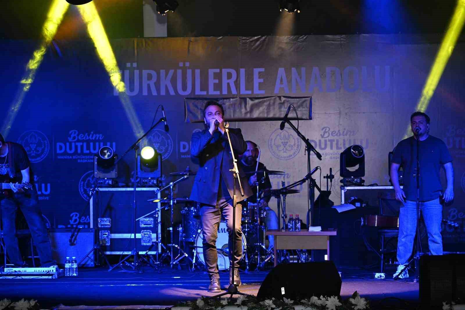 Manisa&rsquo;da horon ve t&uuml;rk&uuml;lerle Karadeniz fırtınası

