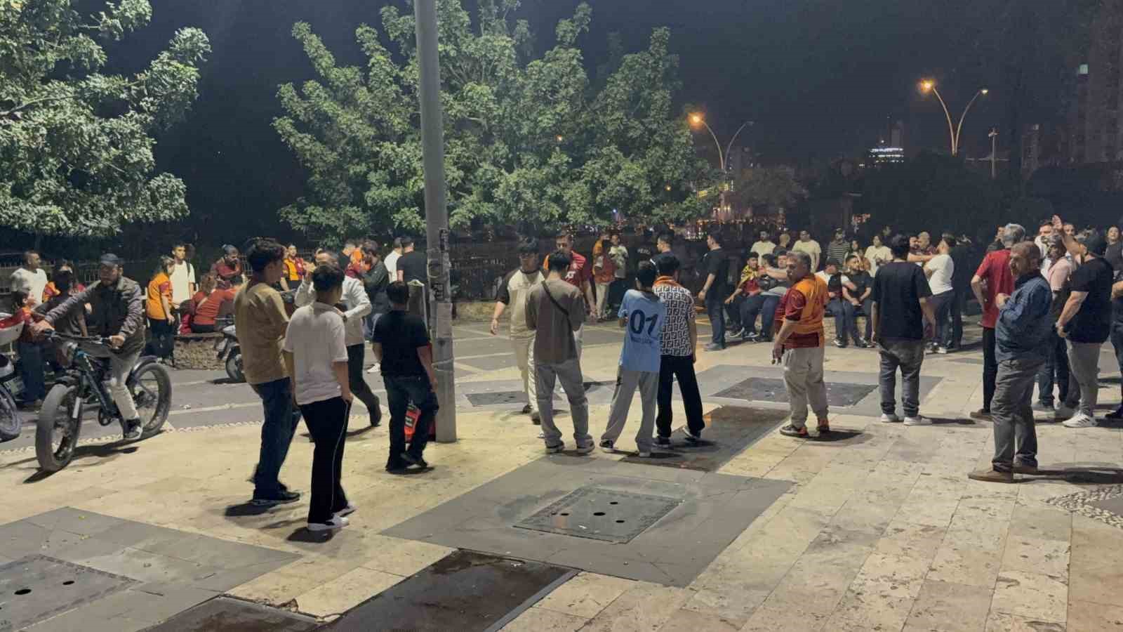 Adana Demirsporlu taraftarlar k&uuml;&ccedil;&uuml;k &ccedil;ocuğa alkol şişesi fırlattı
