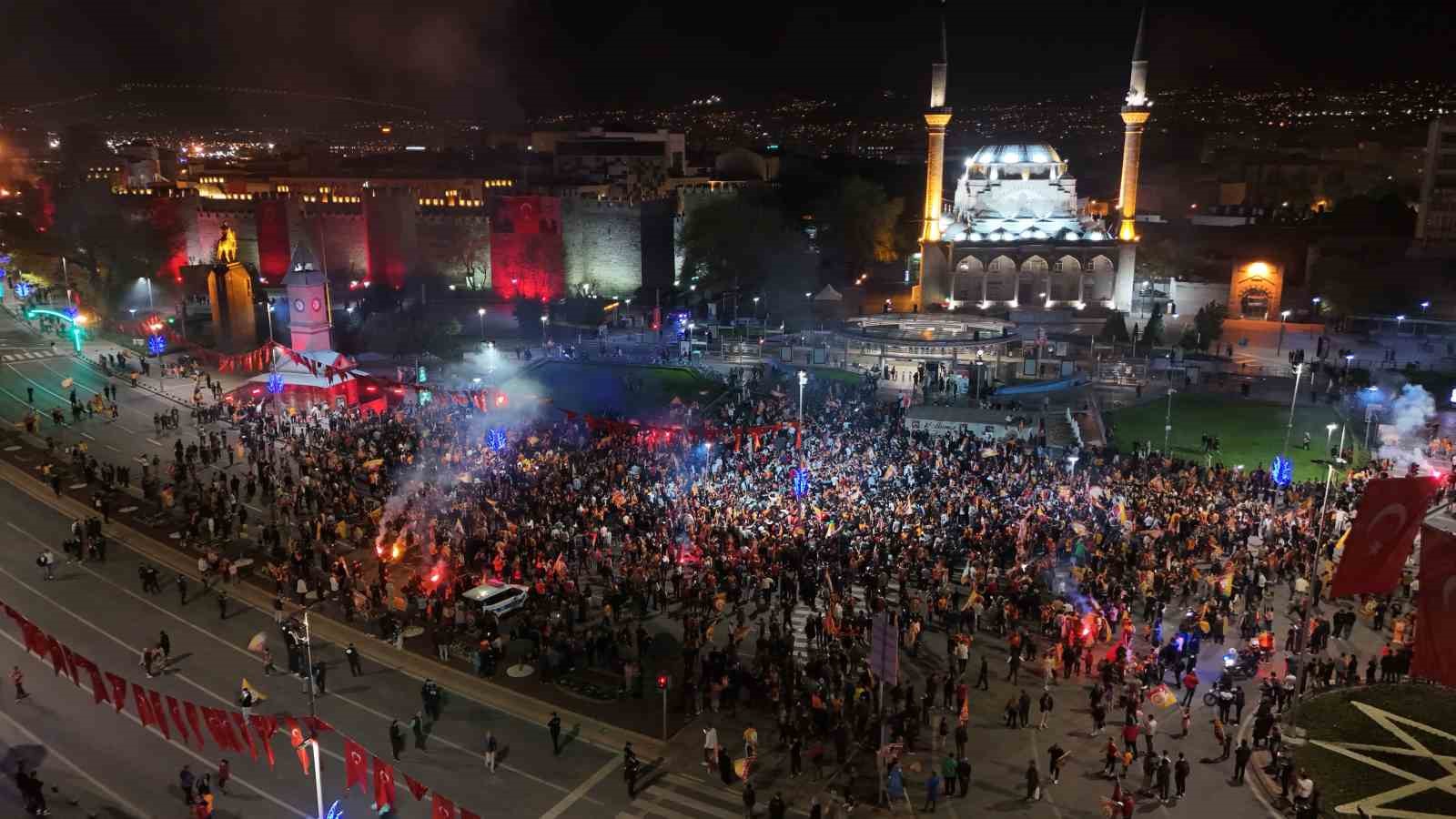 Galatasaray taraftarları Kayseri’de şampiyonluğu kutladı