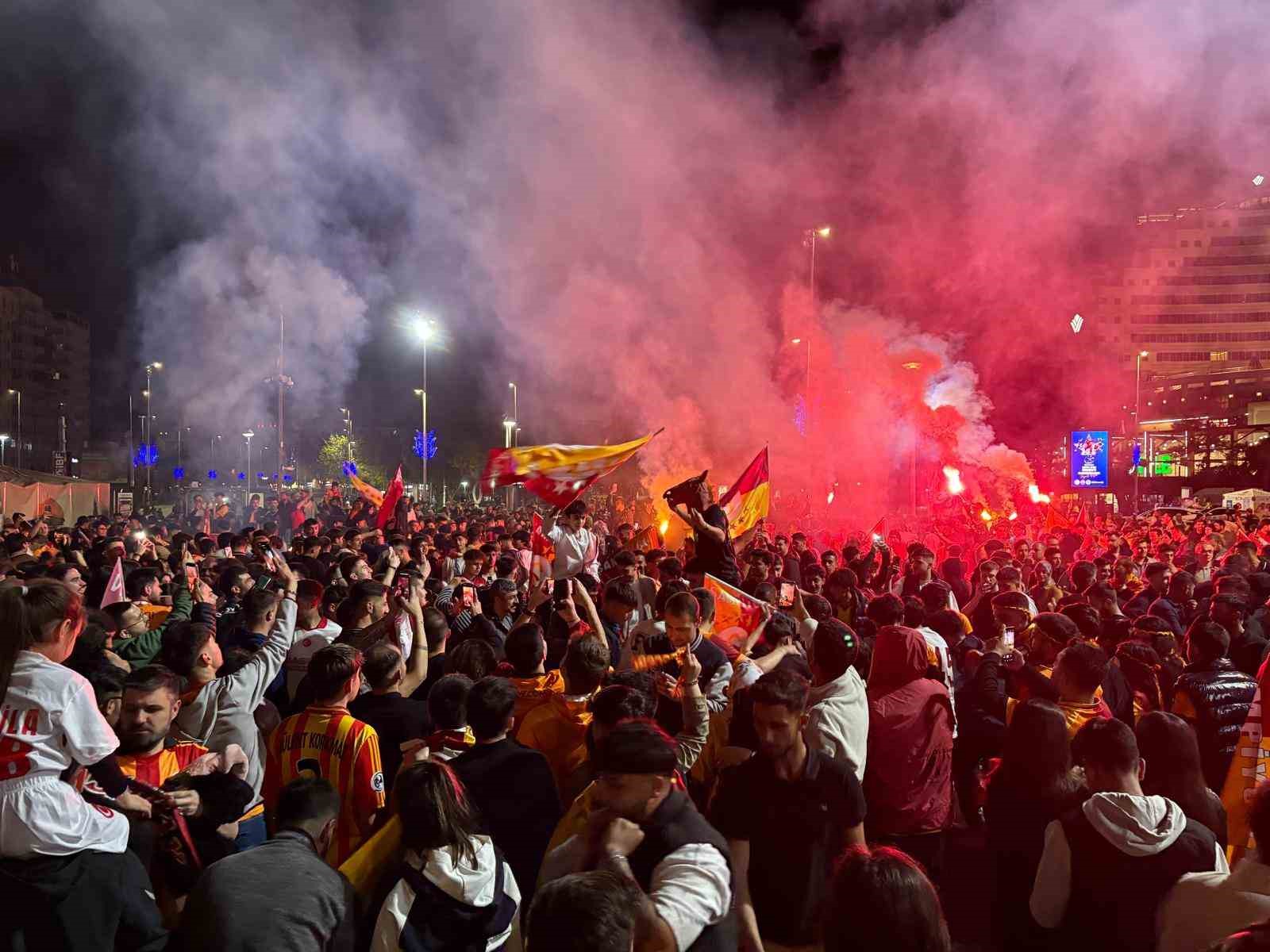Galatasaray taraftarları Kayseri&rsquo;de şampiyonluğu kutladı
