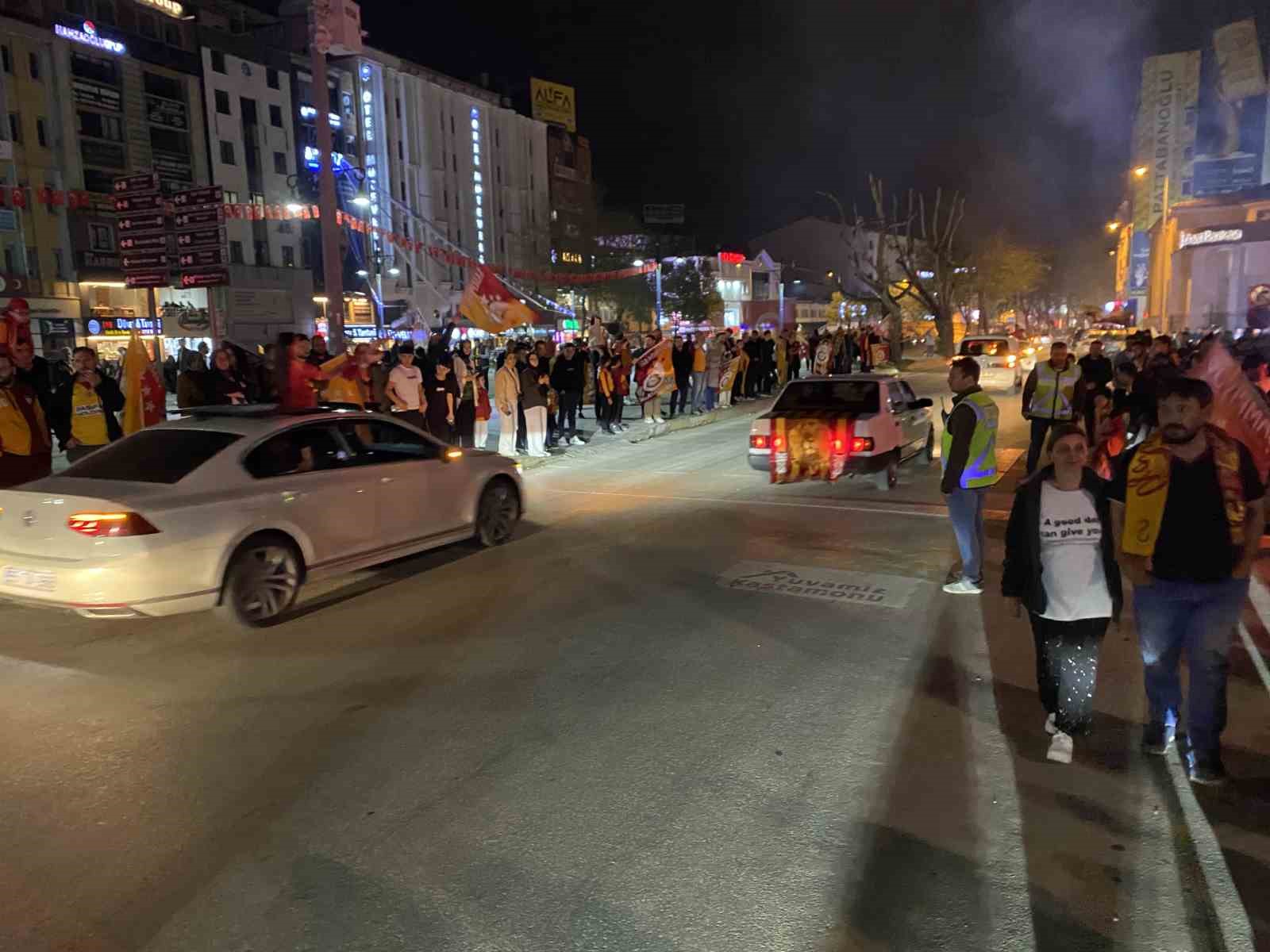 Galatasaray&rsquo;ın şampiyonluğu Kastamonu&rsquo;da coşkuyla kutlandı
