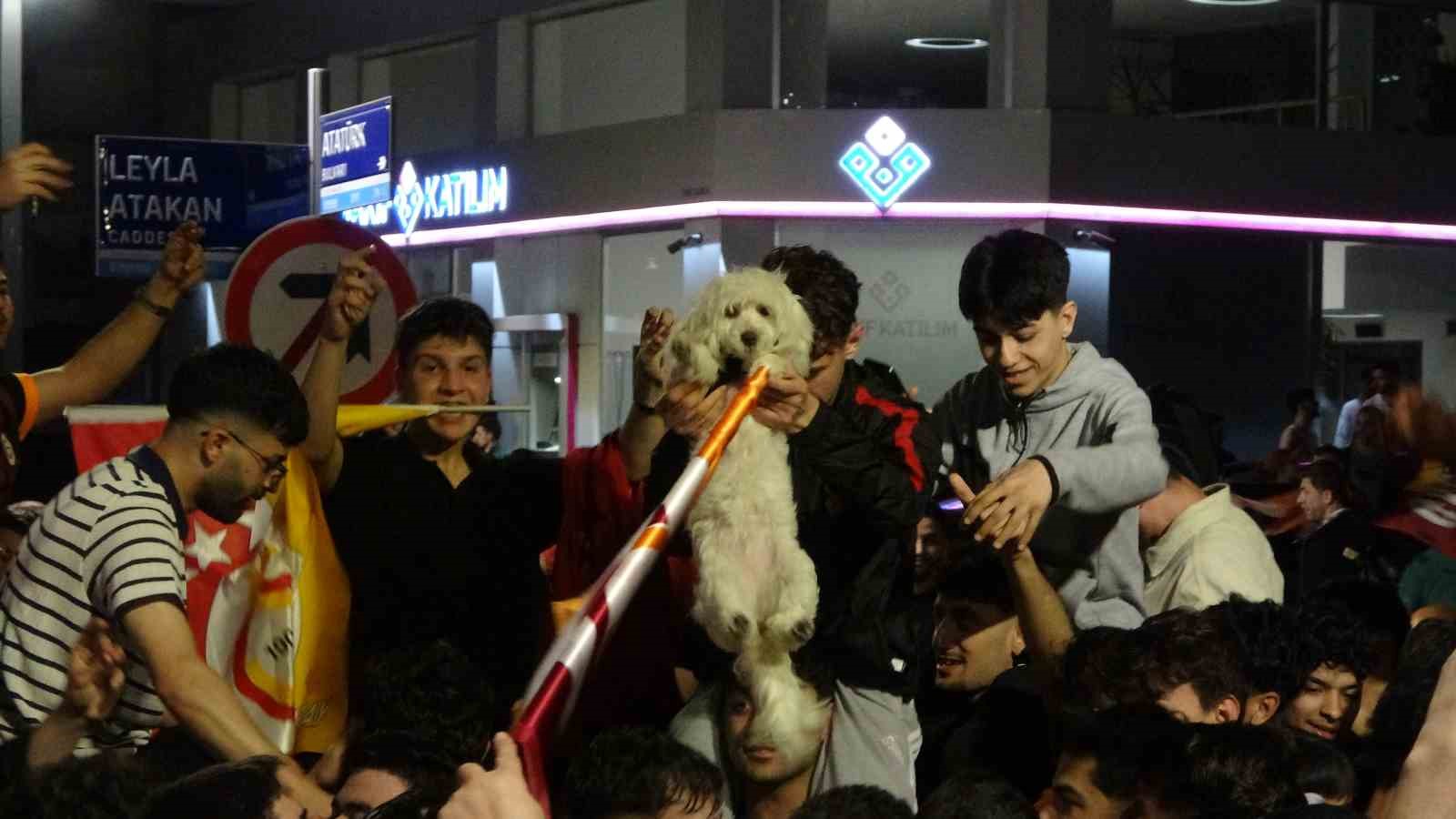 Trabzonlu taraftar Galatasaray&rsquo;ın şampiyonluk kutlamasına katıldı
