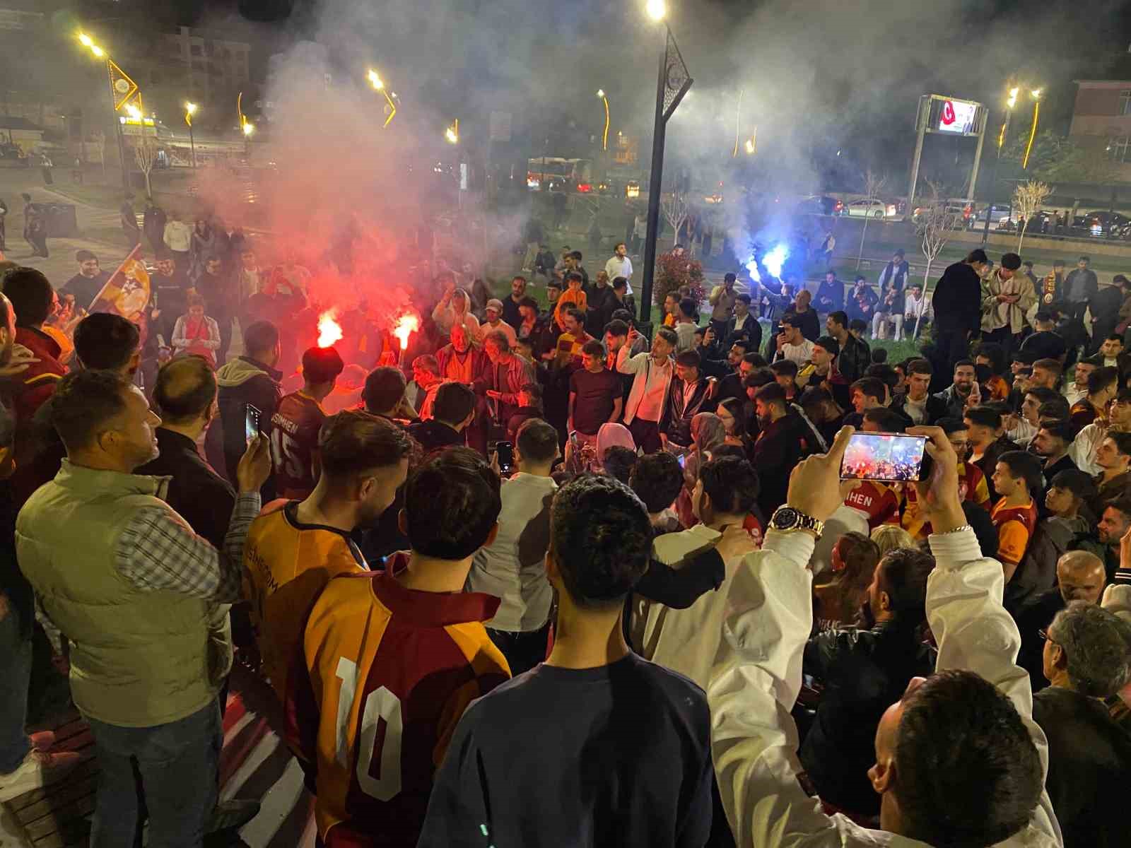 Elazığ&rsquo;da Galatasaray&rsquo;ın şampiyonluğu kutlandı
