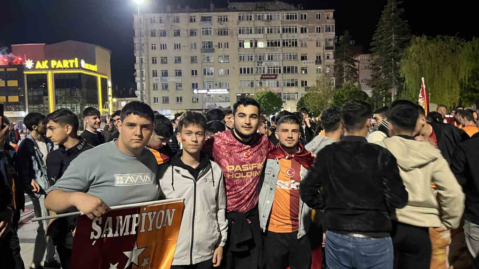 Çorum’da Galatasaray taraftarlar sokakları bayram yerine çevirdi