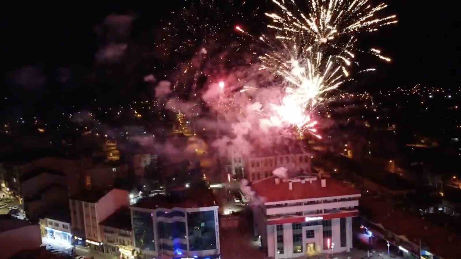 &Ccedil;orum&rsquo;da Galatasaray taraftarlar sokakları bayram yerine &ccedil;evirdi
