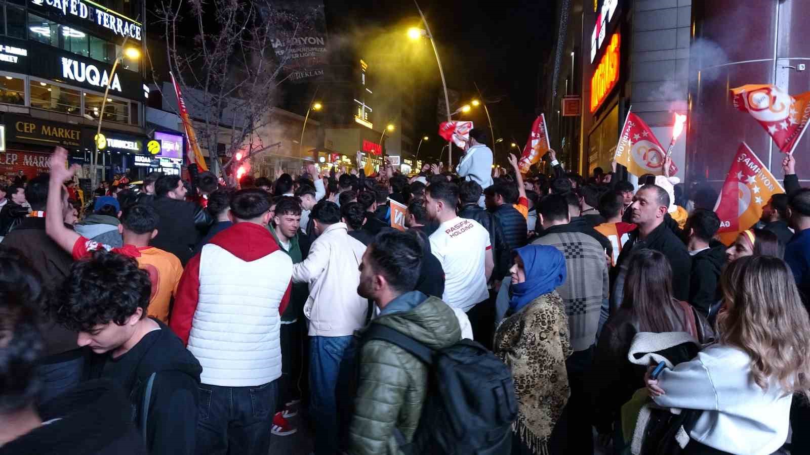 Erzurum&rsquo;da Galatasaray taraftarının şampiyonluk coşkusu
