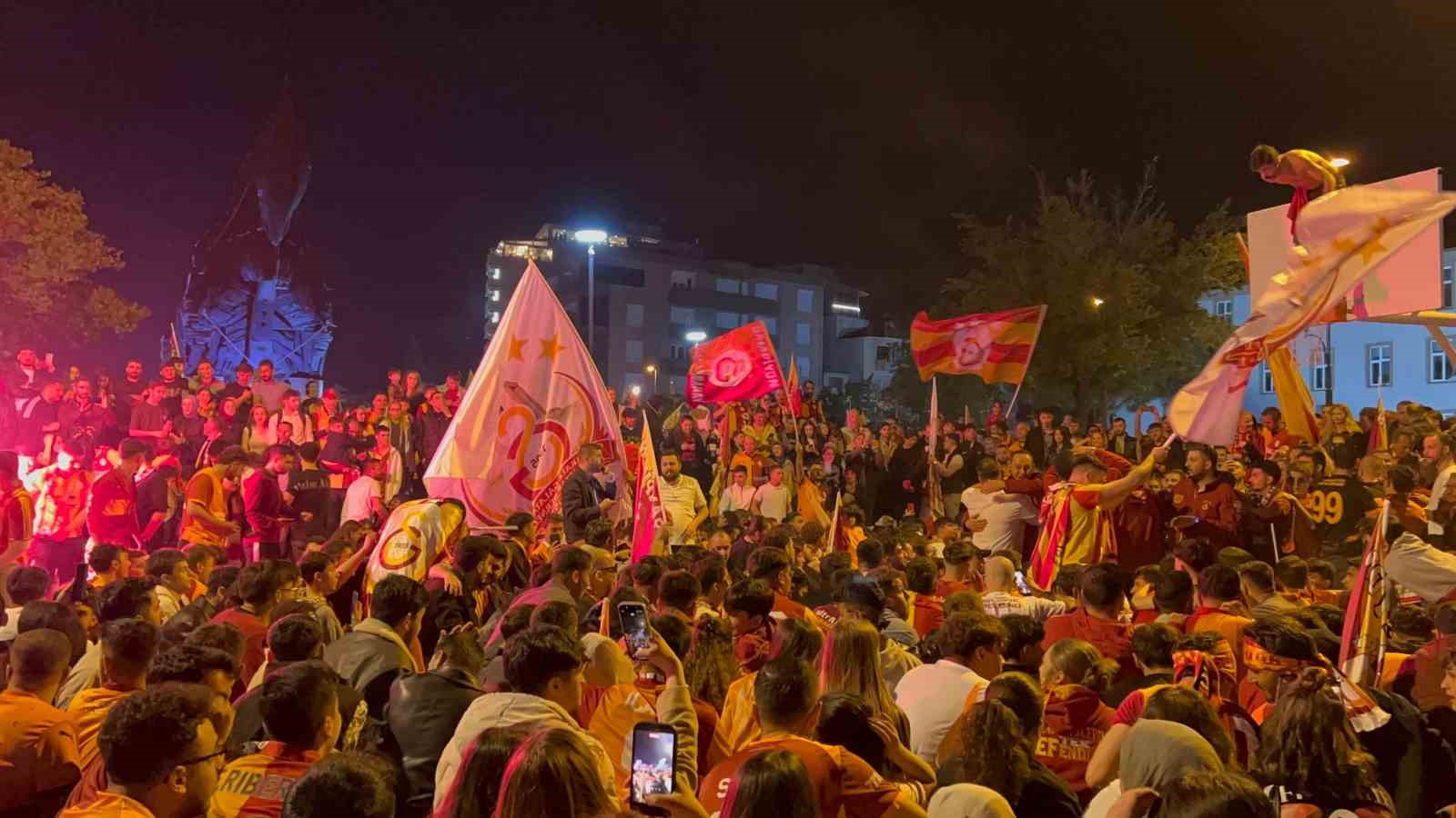 Şampiyonluğu garantileyen sarı-kırmızılılar Çanakkale sokaklarında şampiyonluk coşkusu yaşadı