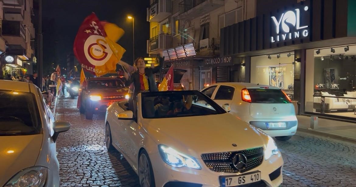 Şampiyonluğu garantileyen sarı-kırmızılılar &Ccedil;anakkale sokaklarında şampiyonluk coşkusu yaşadı
