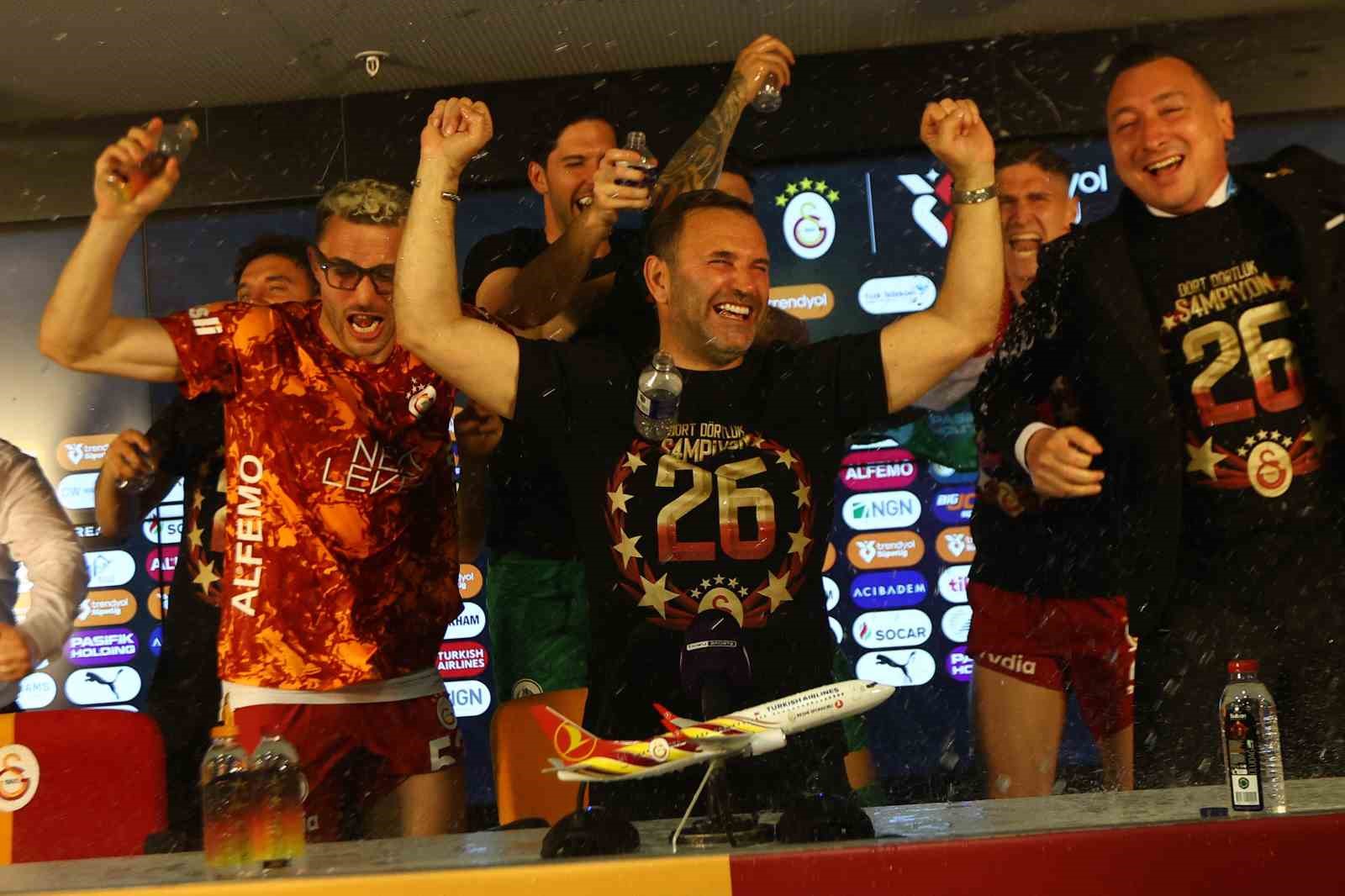 Galatasaraylı futbolculardan, basın toplantısında sulu kutlama