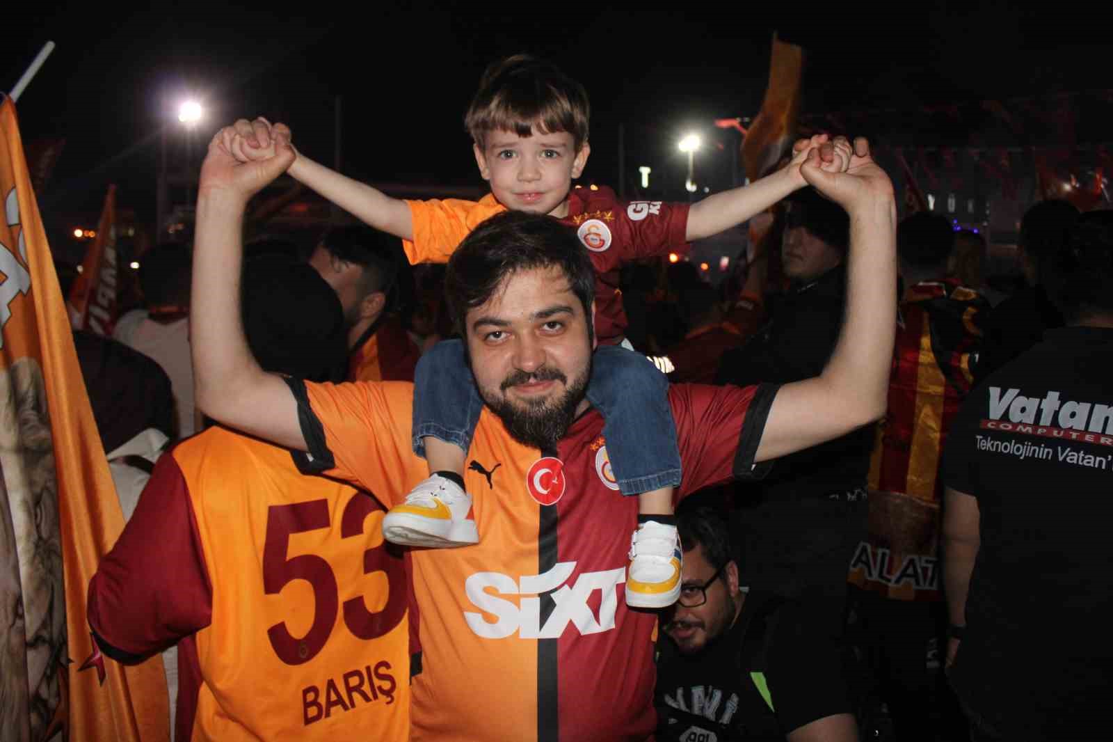 Galatasaray&rsquo;ın şampiyonluk kutlamalarında Fenerbah&ccedil;eliler &lsquo;prova&rsquo; yaptı

