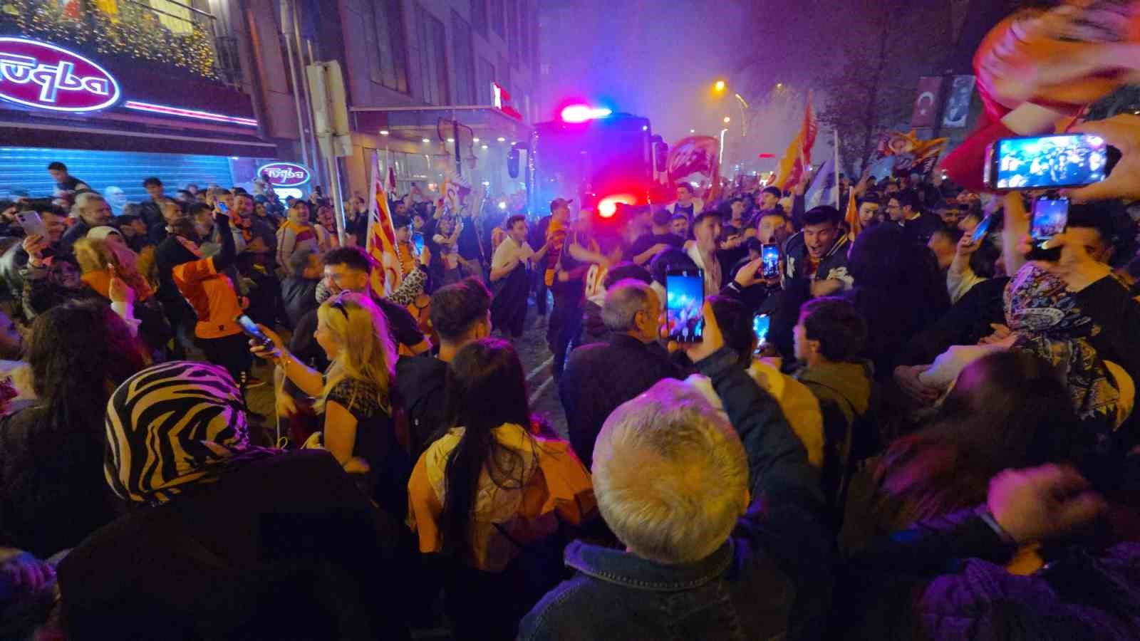 Galatasaray&rsquo;ın 26. Şampiyonluğu K&uuml;tahya&rsquo;da coşkuyla kutlandı
