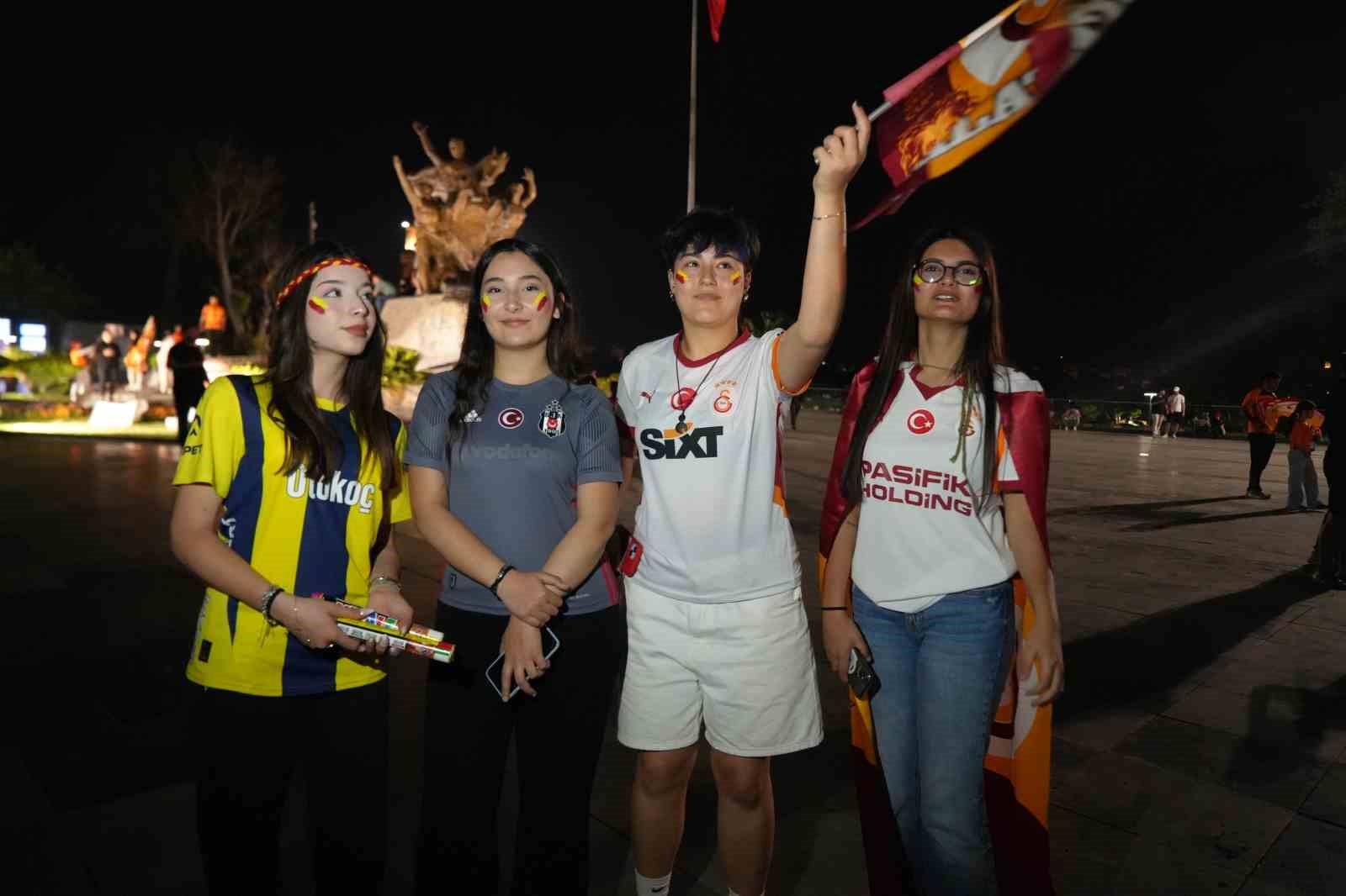 Galatasaray&rsquo;ın şampiyonluğu Antalya&rsquo;da kutlandı
