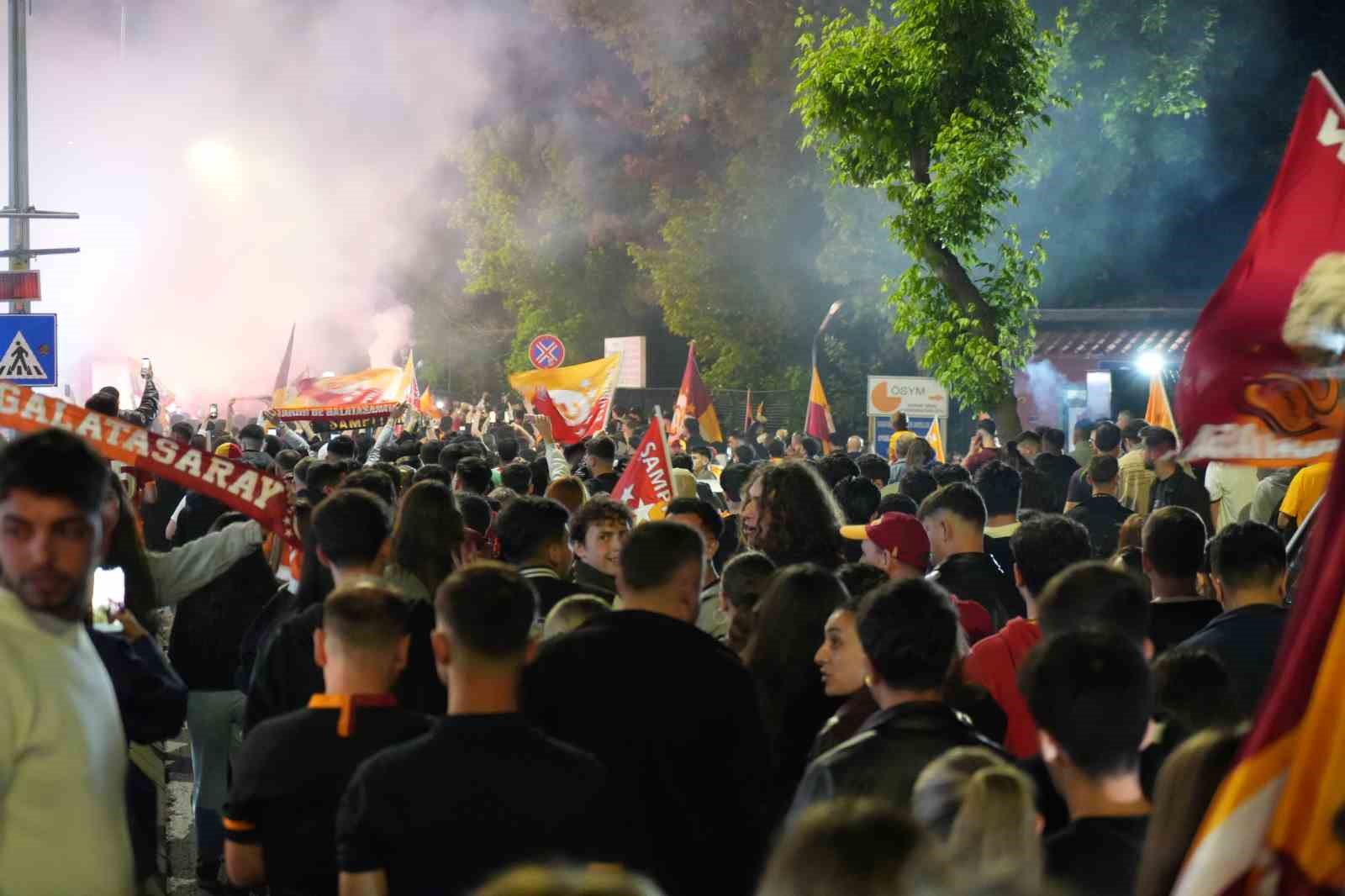 Edirne’de Galatasaraylı taraftarlardan meşaleli şampiyonluk kutlaması