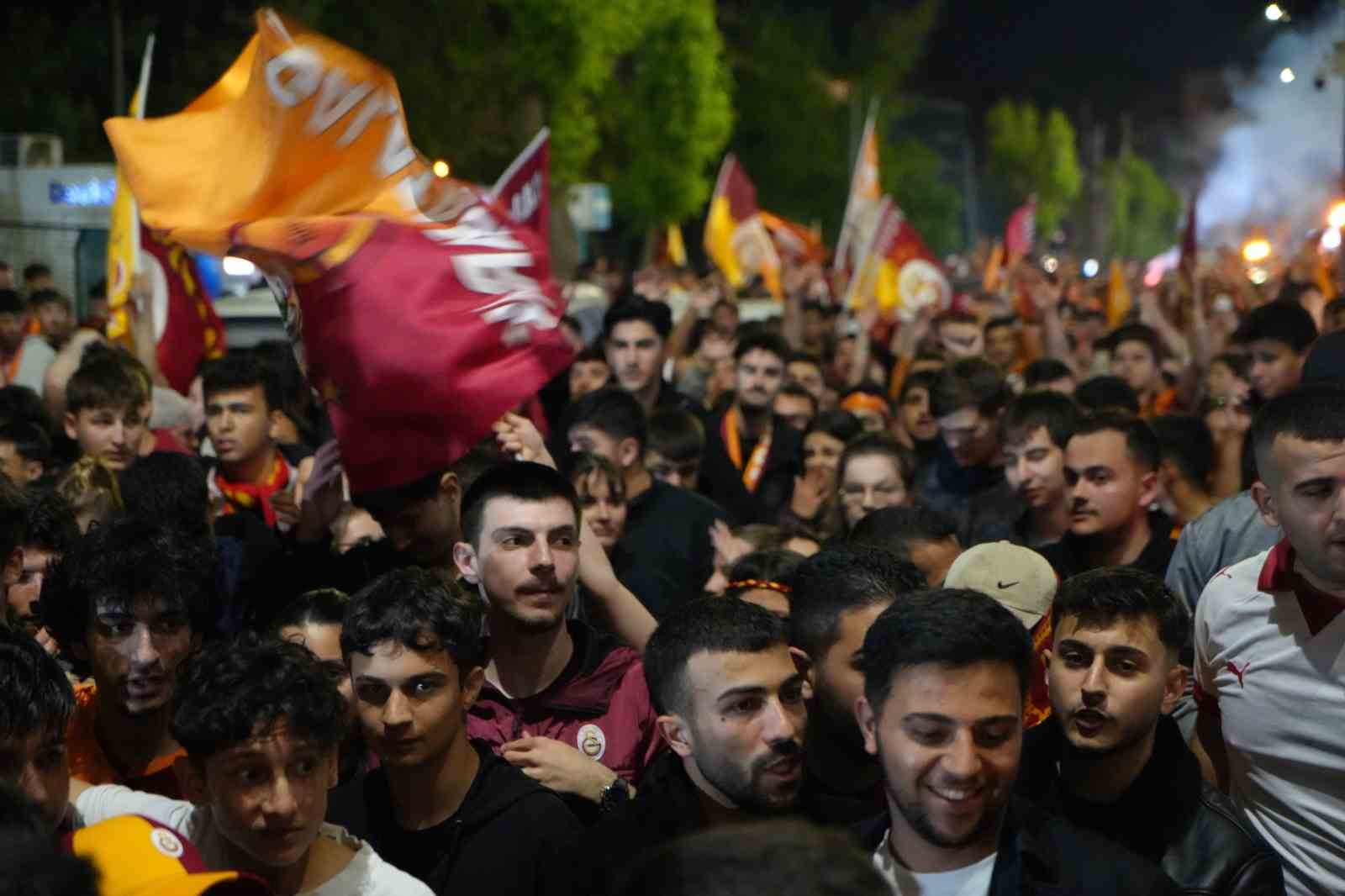 Edirne&rsquo;de Galatasaraylı taraftarlardan meşaleli şampiyonluk kutlaması
