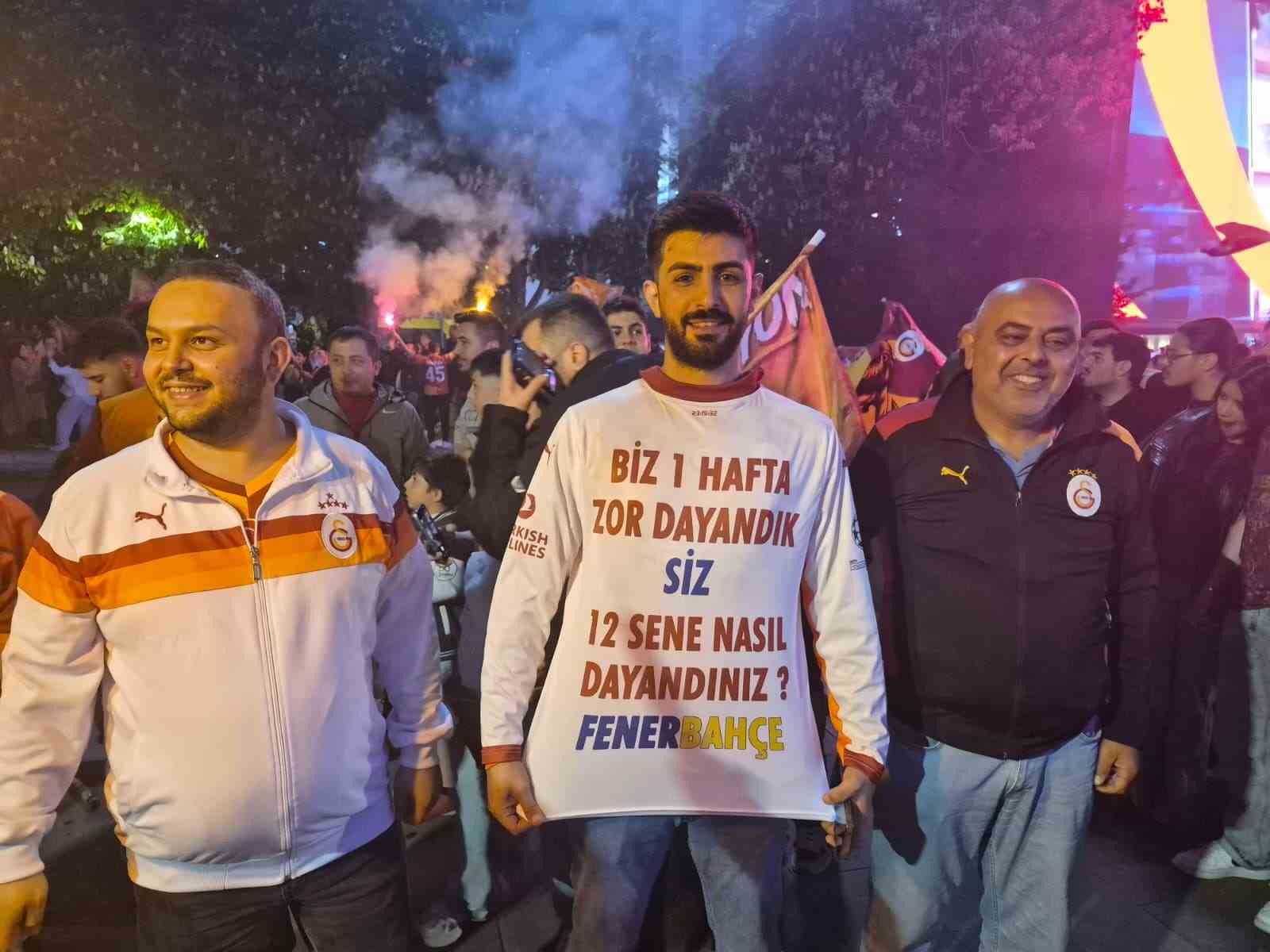 Galatasaraylı taraftarlar şampiyonluk heyecanını paylaştı
