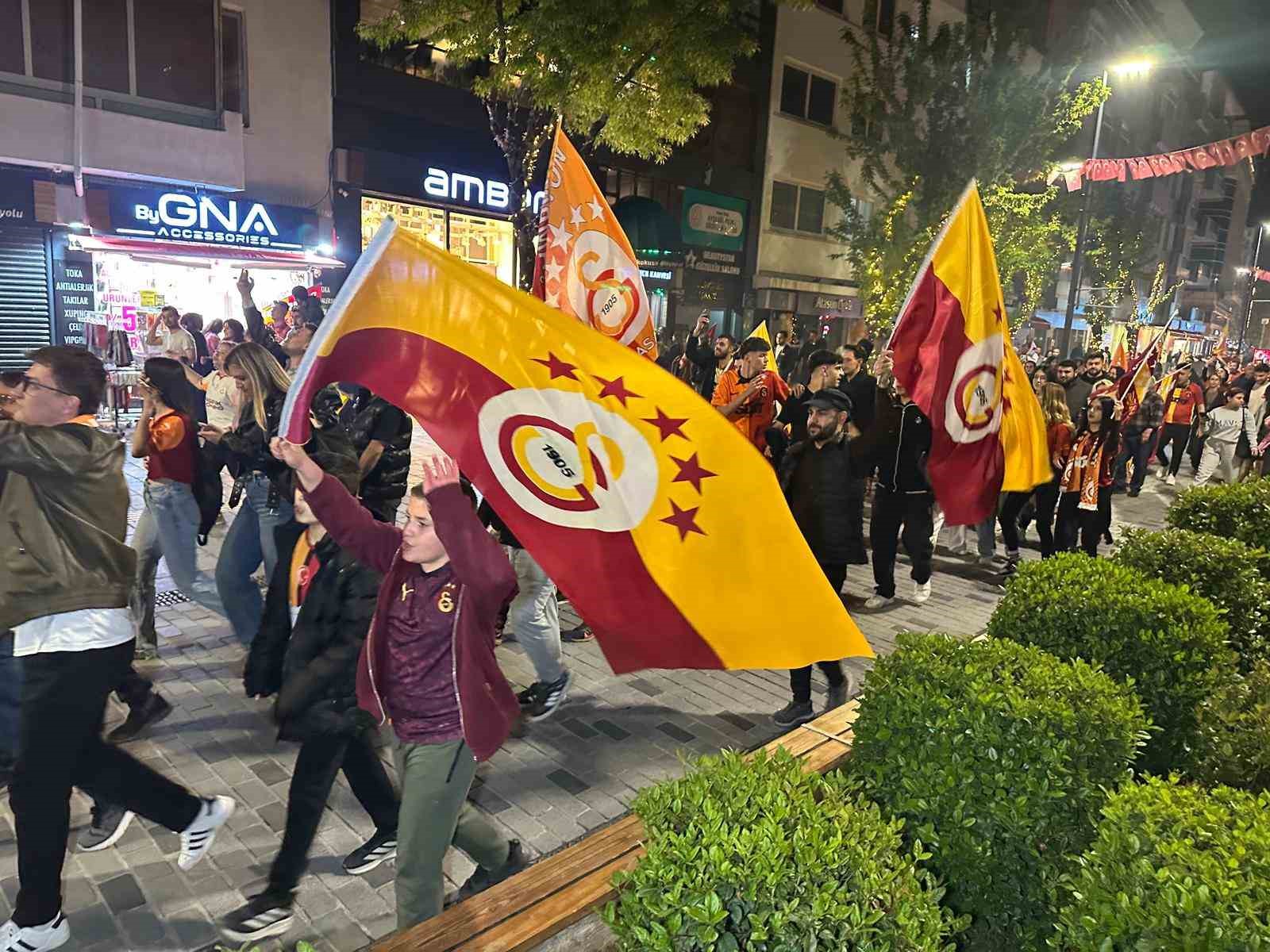 Şampiyonluğu garantileyen sarı-kırmızılılar Uşak&rsquo;ta şampiyonluk coşkusu yaşadı
