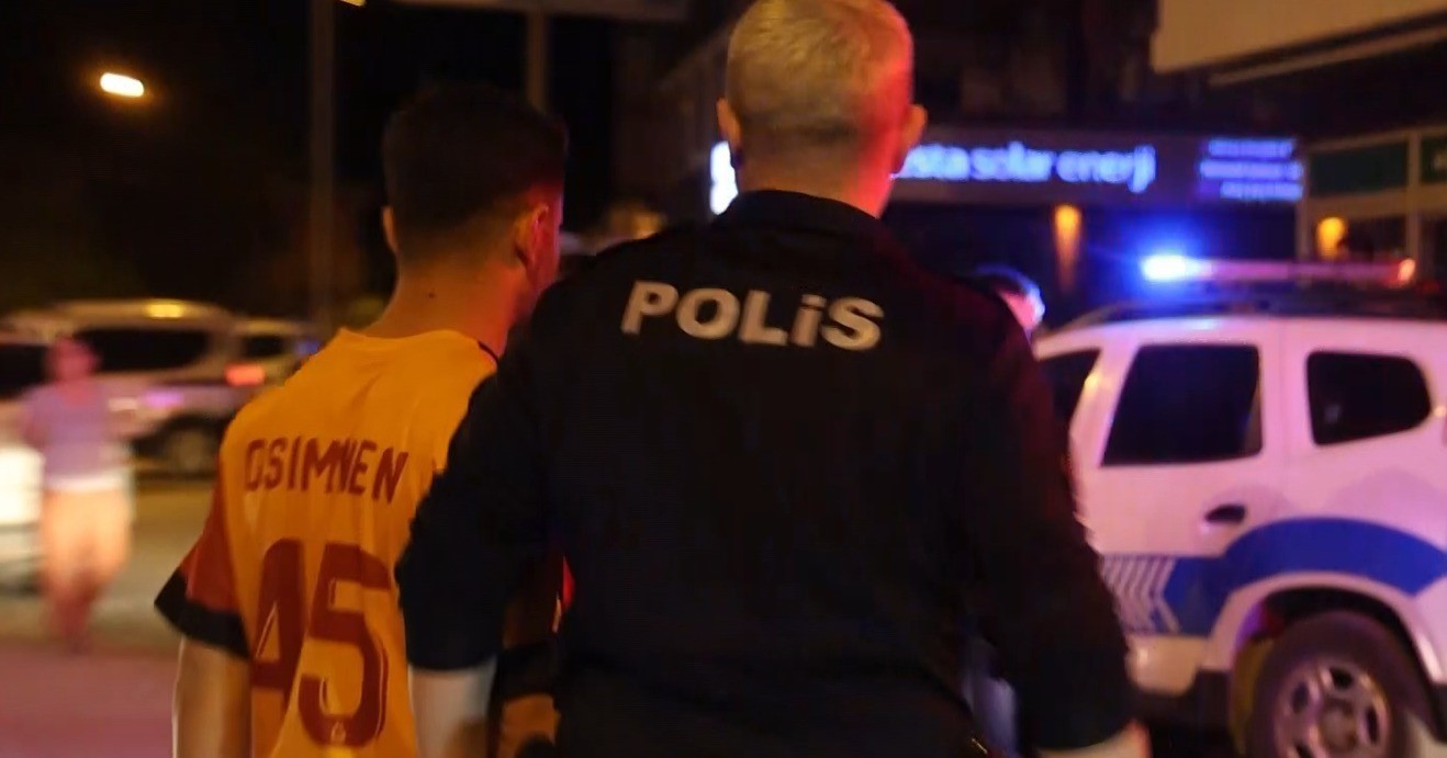Şampiyonluk konvoyundan ayrılan alkoll&uuml; otomobil s&uuml;r&uuml;c&uuml;s&uuml; ile motosiklet &ccedil;arpıştı: 1 ağır yaralı
