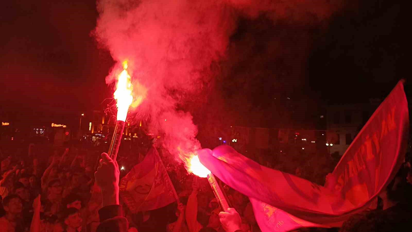 Tekirdağ&rsquo;da sarı-kırmızılı şampiyonluk coşkusu gece yarılarına kadar s&uuml;rd&uuml;
