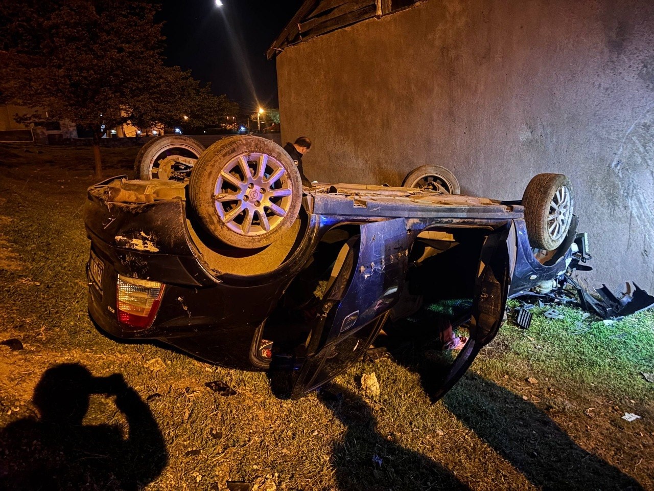 Erzincan’da otomobil evin bahçesine devrildi: 2 yaralı