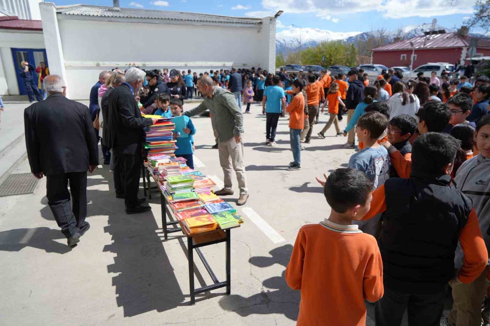 &lsquo;Eşekli Dostoyevski&rsquo; Erzincan&rsquo;da &ouml;ğrencilere kitap dağıttı
