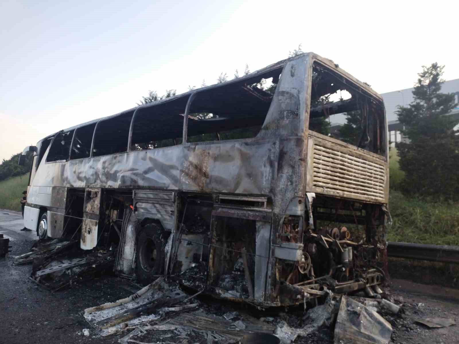 İzmir&rsquo;den İstanbul&rsquo;a geziye gelen tur otob&uuml;s&uuml; alev alev yandı
