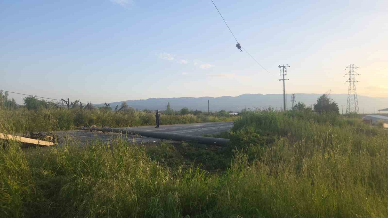 Otomobilin devirdiği elektrik direğine motosiklet &ccedil;arptı: 4 yaralı
