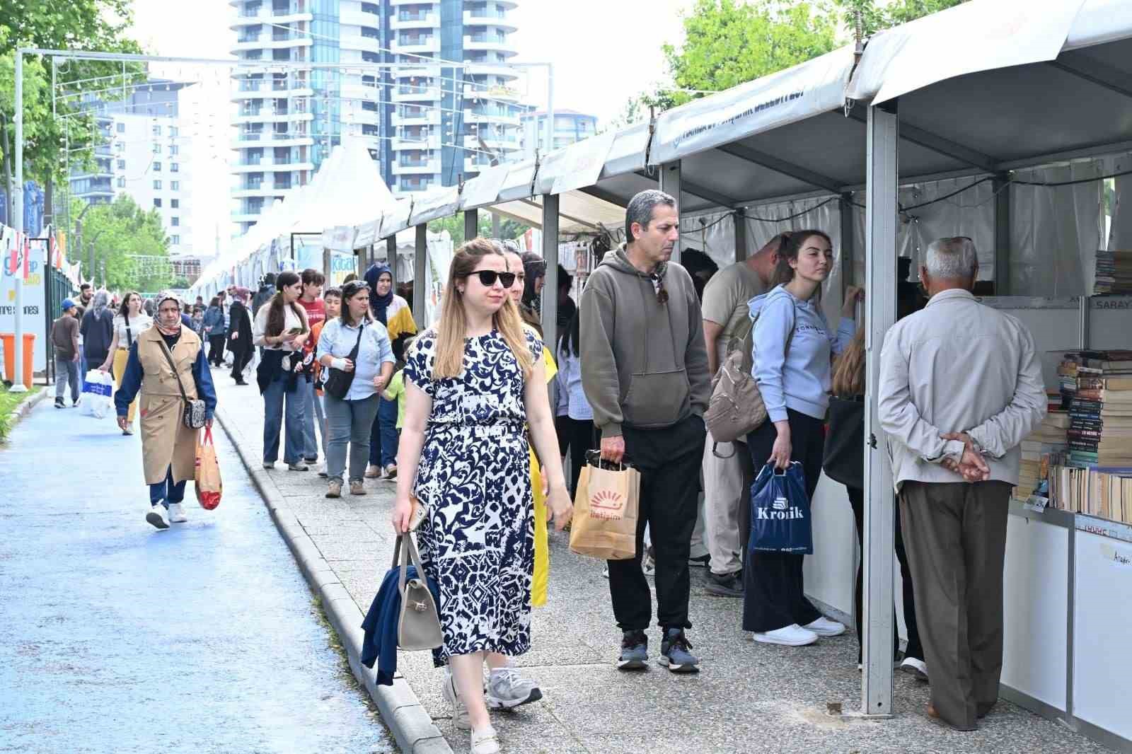 Manisa Kitap Fuarı yoğun ilgiyle devam ediyor
