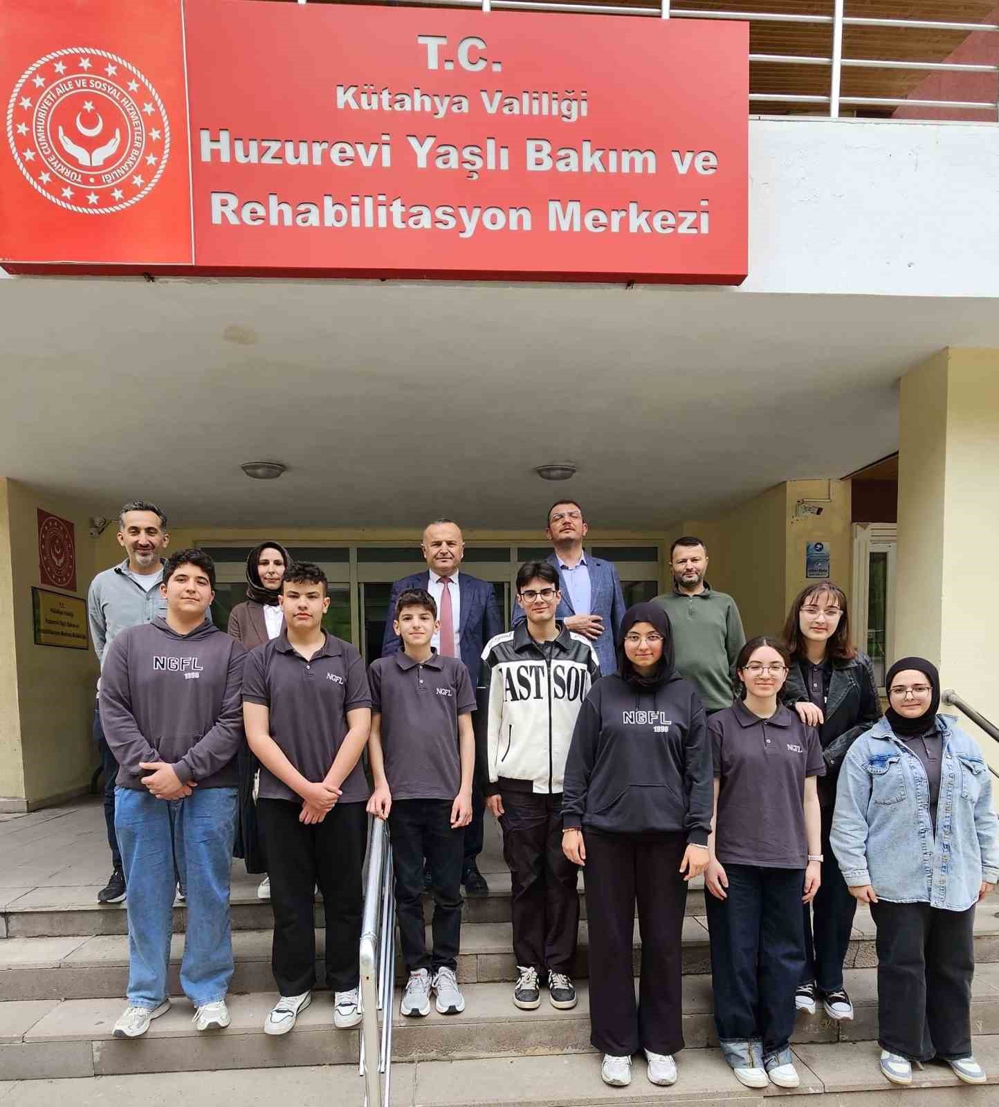 K&uuml;tahya&rsquo;da lise &ouml;ğrencilerinden anlamlı huzurevi ziyareti
