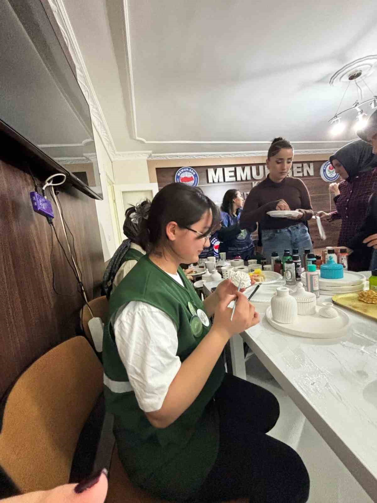 Kars&rsquo;ta Yeşilay g&ouml;n&uuml;ll&uuml;lerinden renkli at&ouml;lye etkinliği
