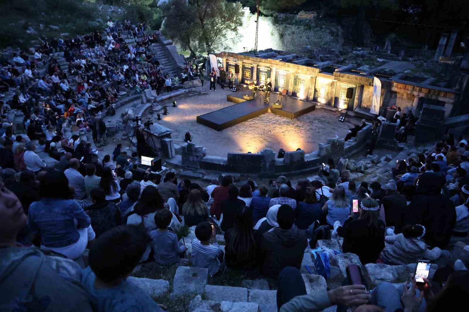 Priene Antik Kenti&rsquo;nde &uuml;nl&uuml; sanat&ccedil;ıdan konser
