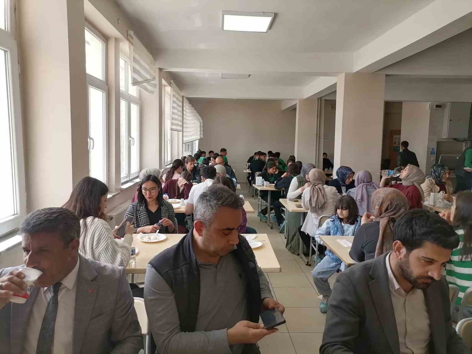 Kara&ccedil;oban&rsquo;da bir sofra kuruldu, mesafeler kardeşliğe d&ouml;n&uuml;şt&uuml;
