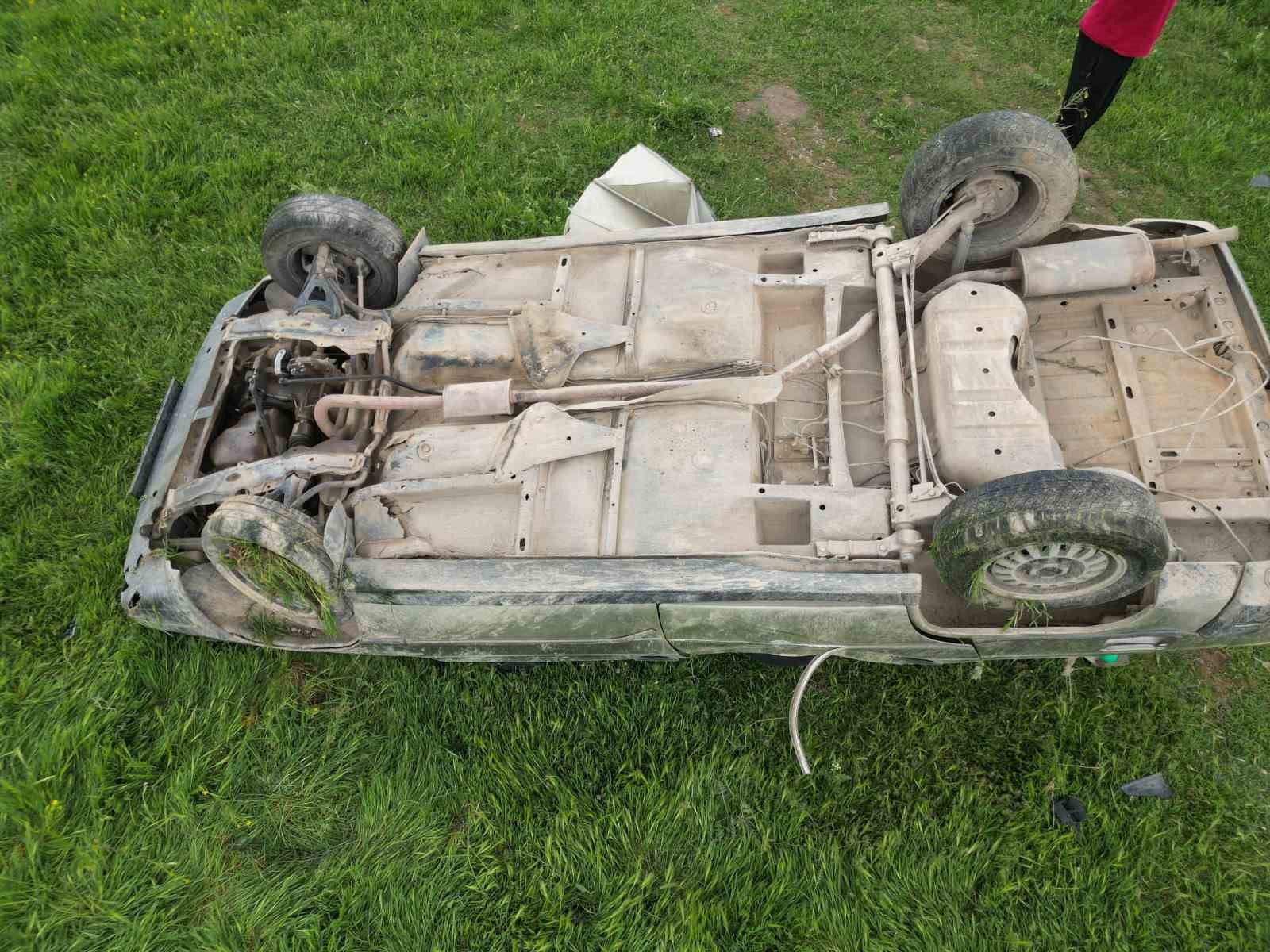 Şarampole devrilen otomobilde 1 kişi &ouml;ld&uuml;, 4 kişi yaralandı
