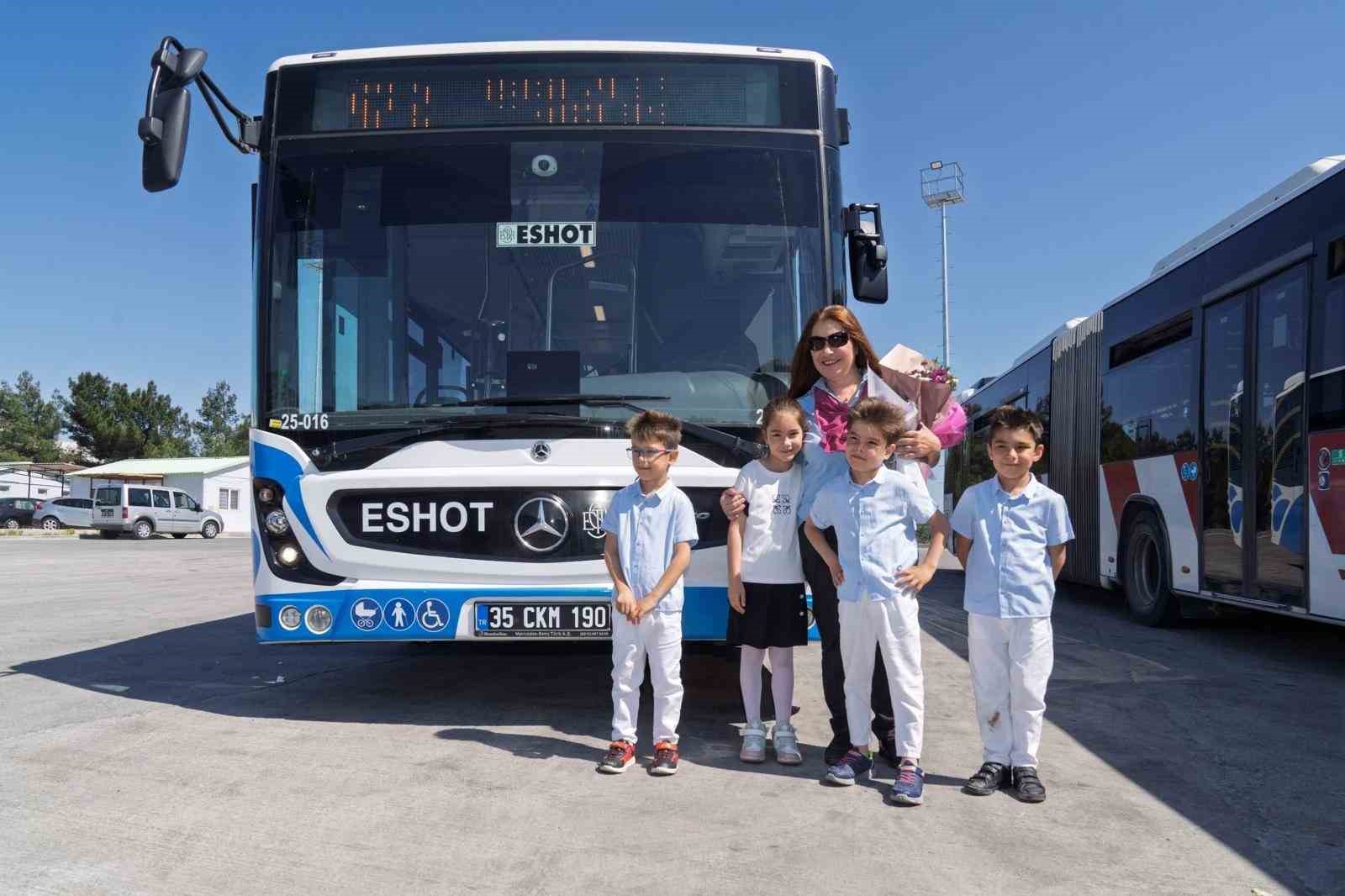 Direksiyon başında bir anne, durakta bekleyen d&ouml;rt kalp
