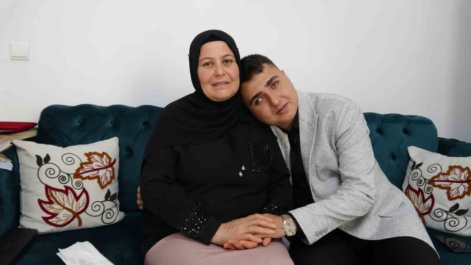 Görme engelli oğlunun eğitimi için Braille alfabesini öğrendi