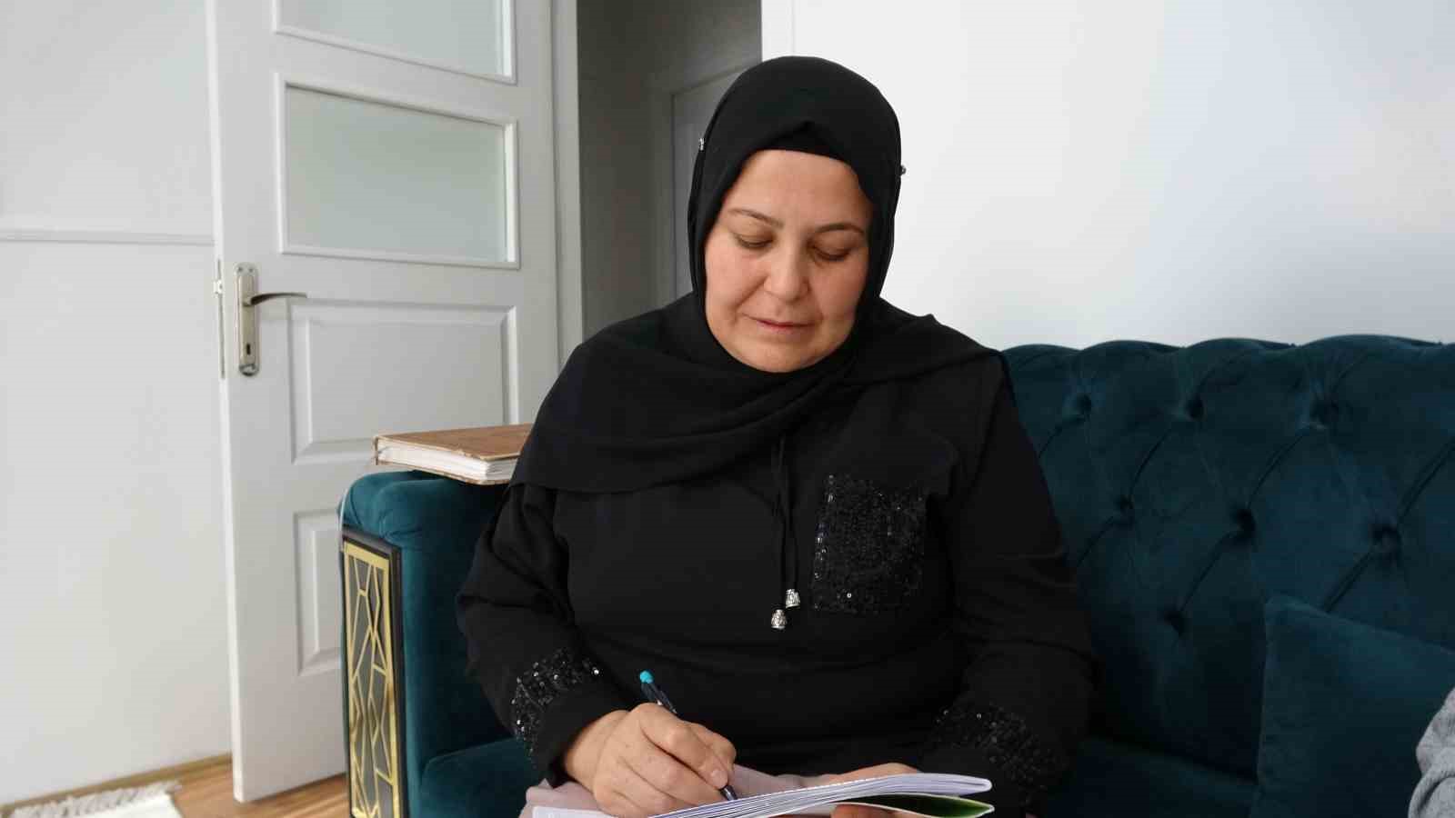 G&ouml;rme engelli oğlunun eğitimi i&ccedil;in Braille alfabesini &ouml;ğrendi
