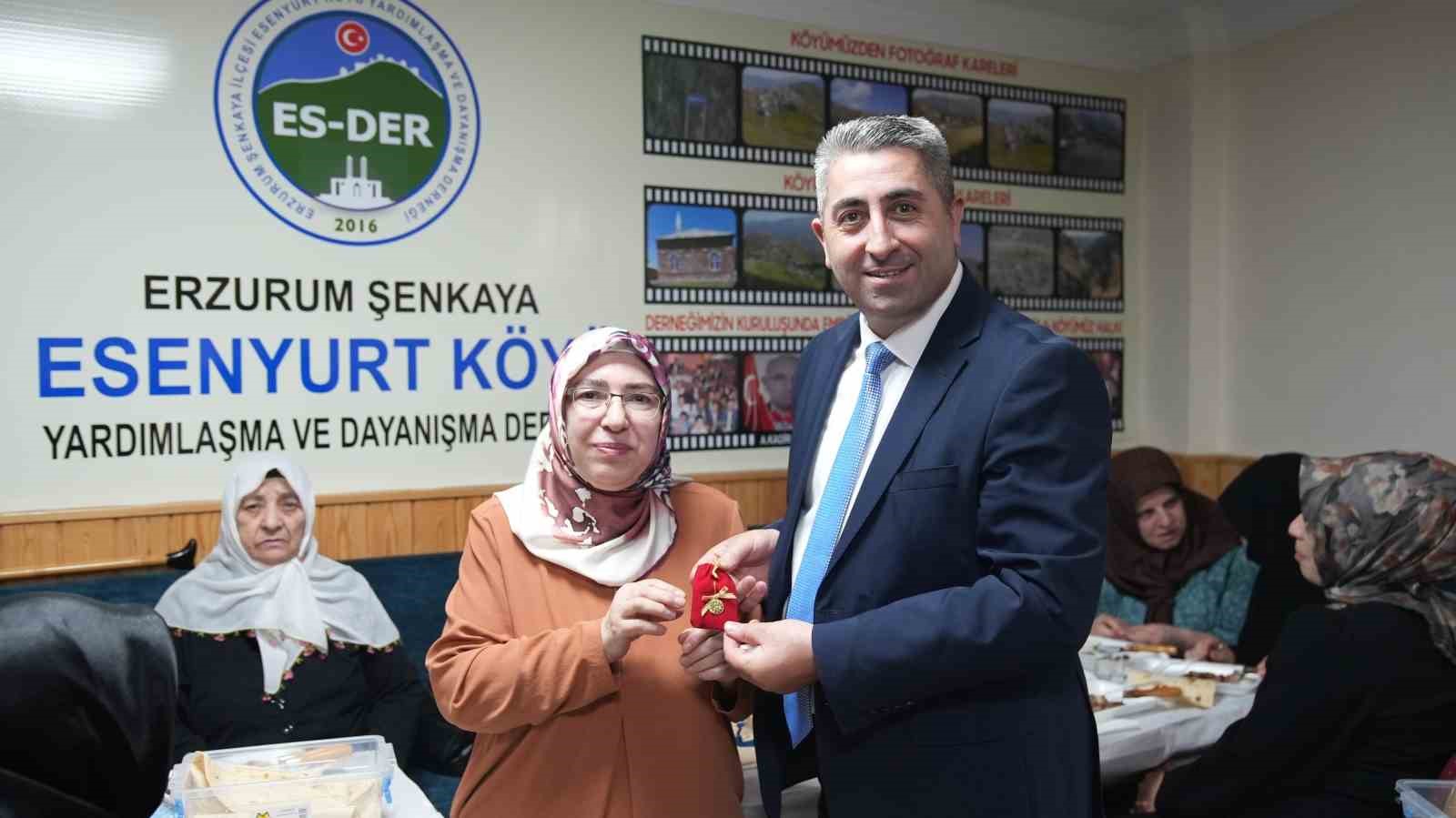 Anneler g&uuml;n&uuml;nde 100 kilo &ccedil;ağ kebabı ikram ettiler
