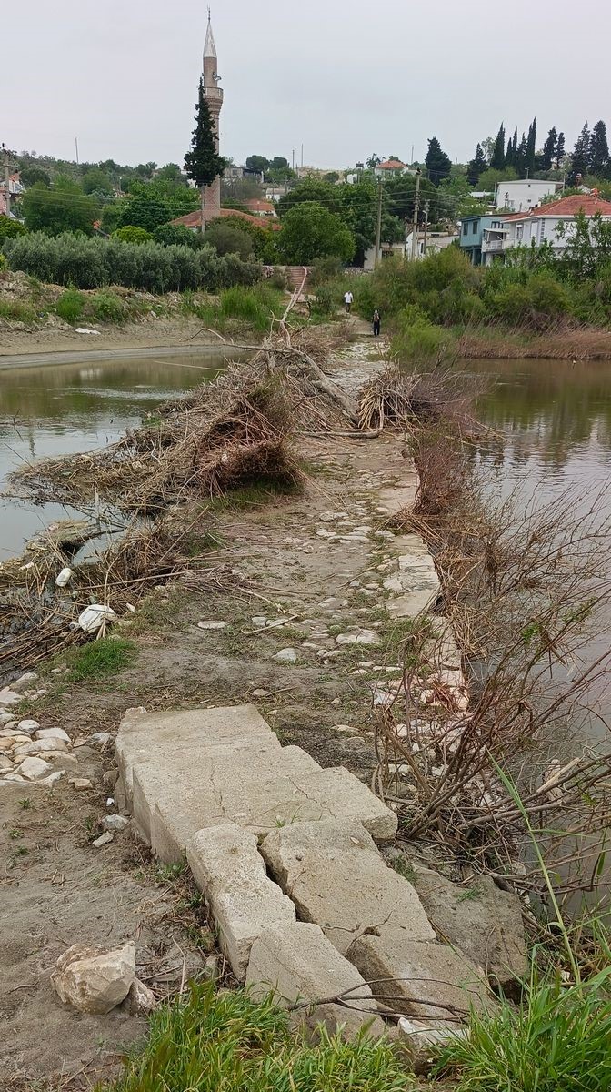 Tarihi taş k&ouml;pr&uuml;de yıkılma tehlikesi
