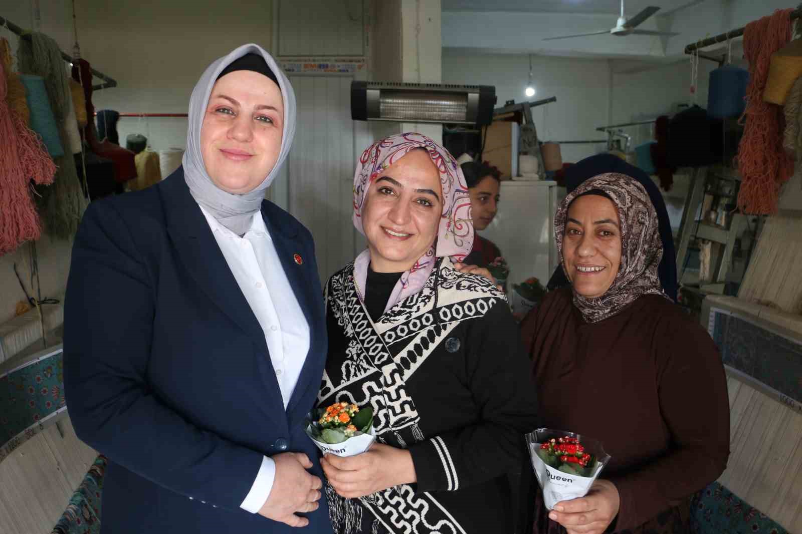 Kadın muhtardan Anneler G&uuml;n&uuml;nde anlamlı jest

